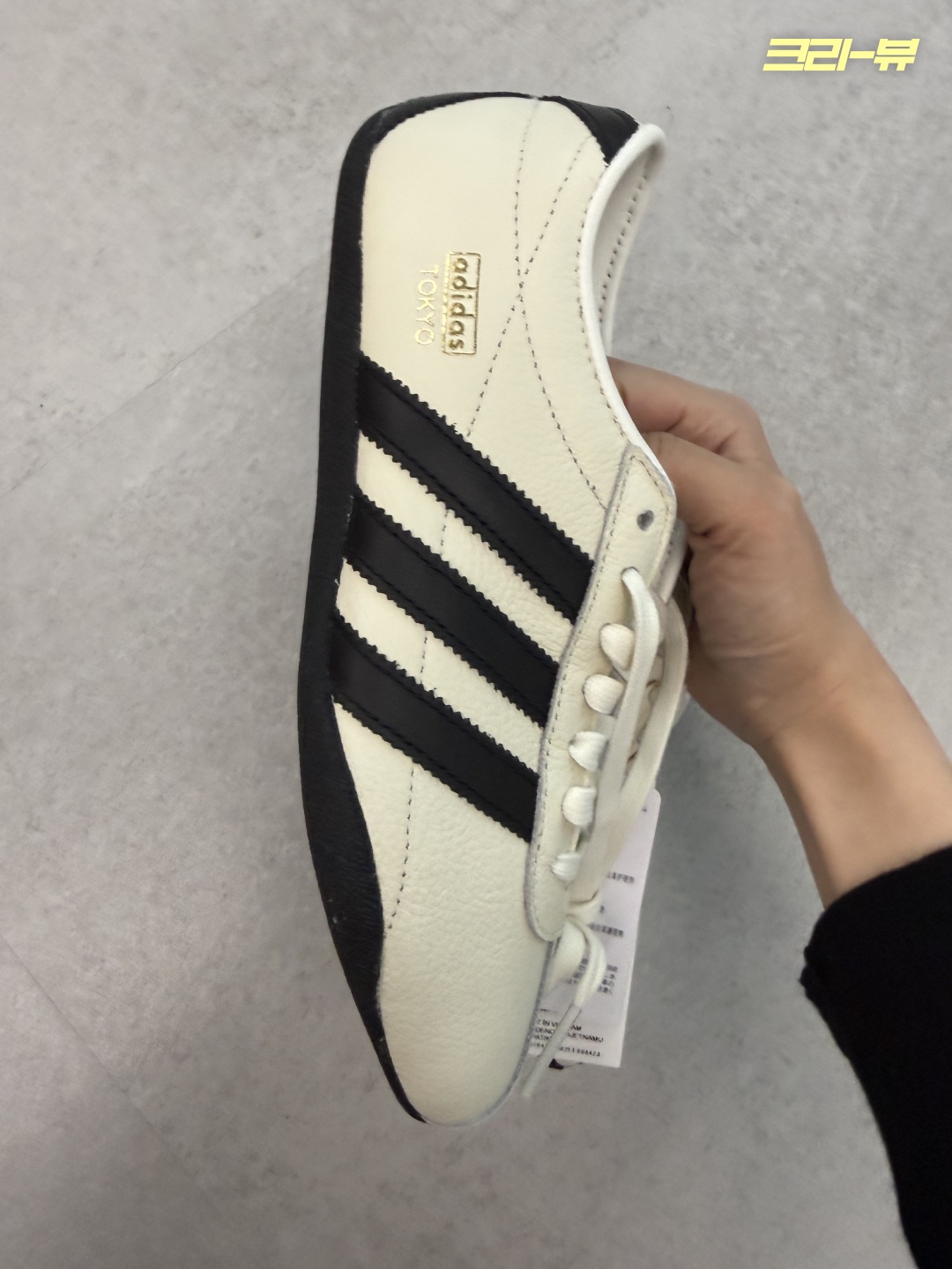 (W) Adidas Tokyo Off White Core Black 착용 스타일 - 3