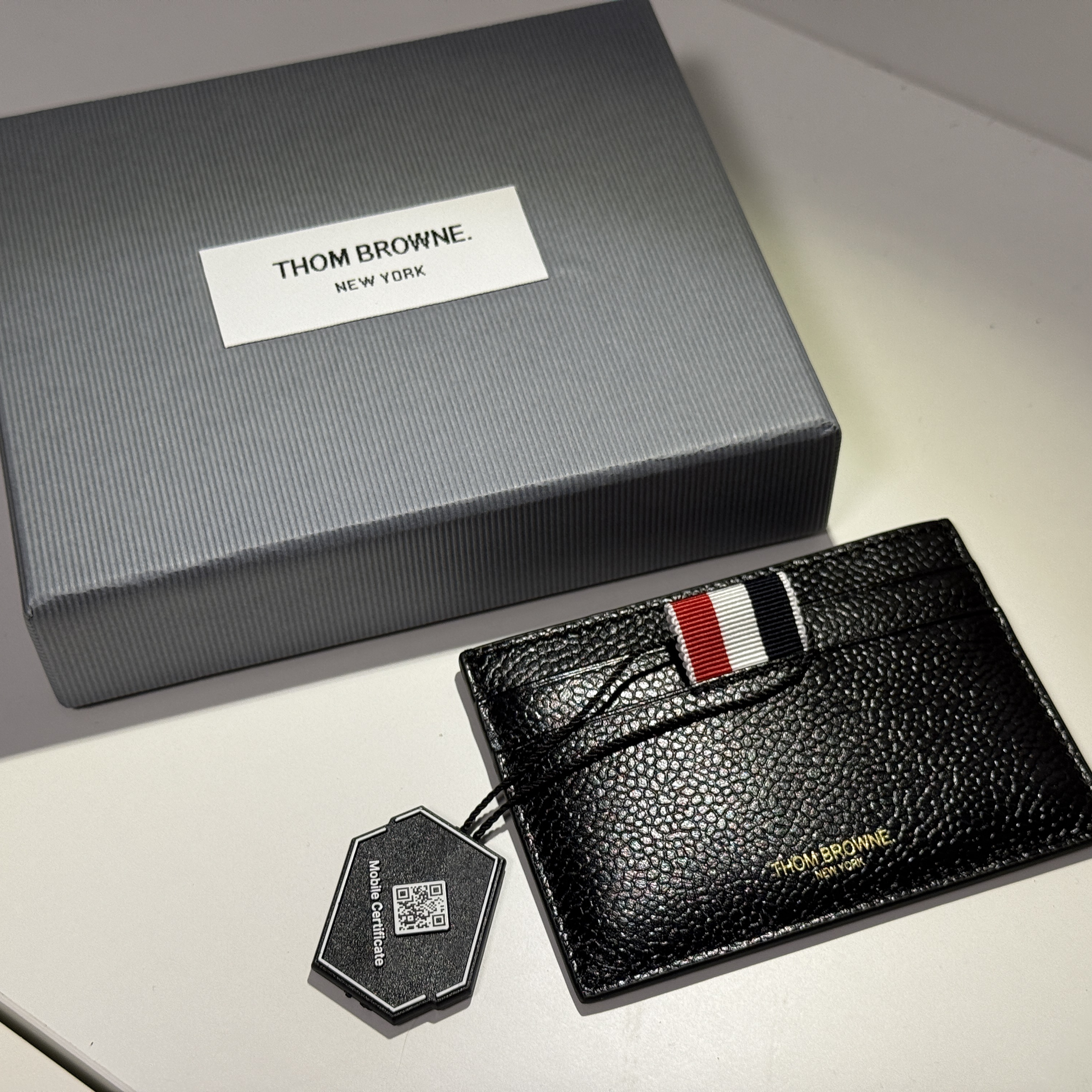 Thom Browne Pebble Grain Leather Stripe Single Card Holder Black 착용 스타일