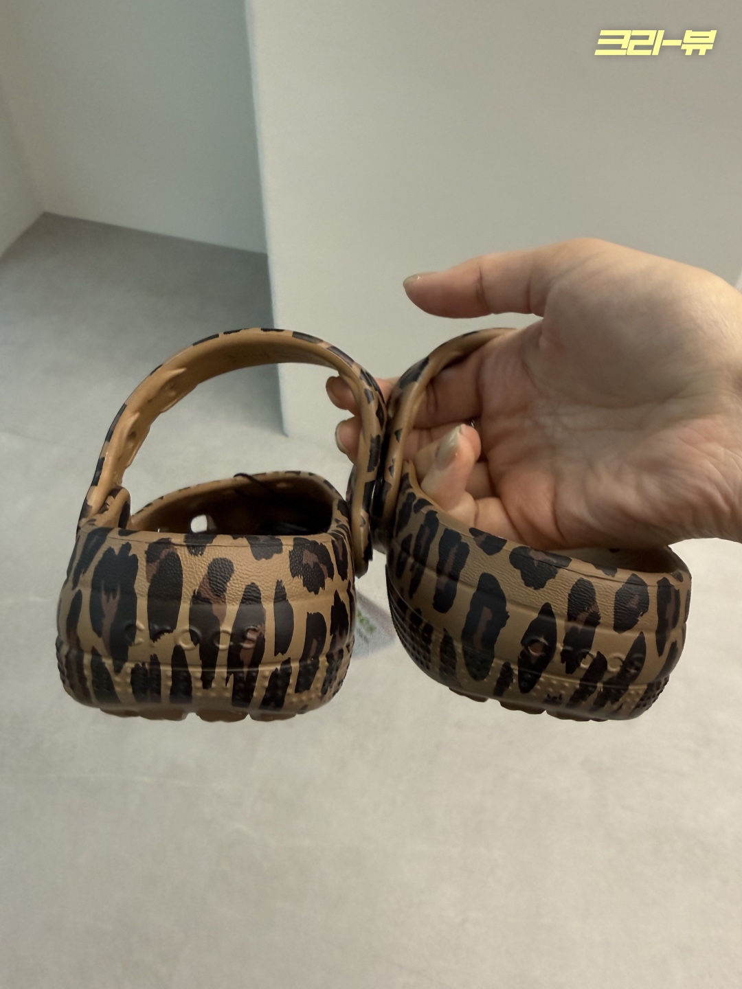 (W) Crocs Classic Animal Ballet Sepia Leopard 착용 스타일 - 6
