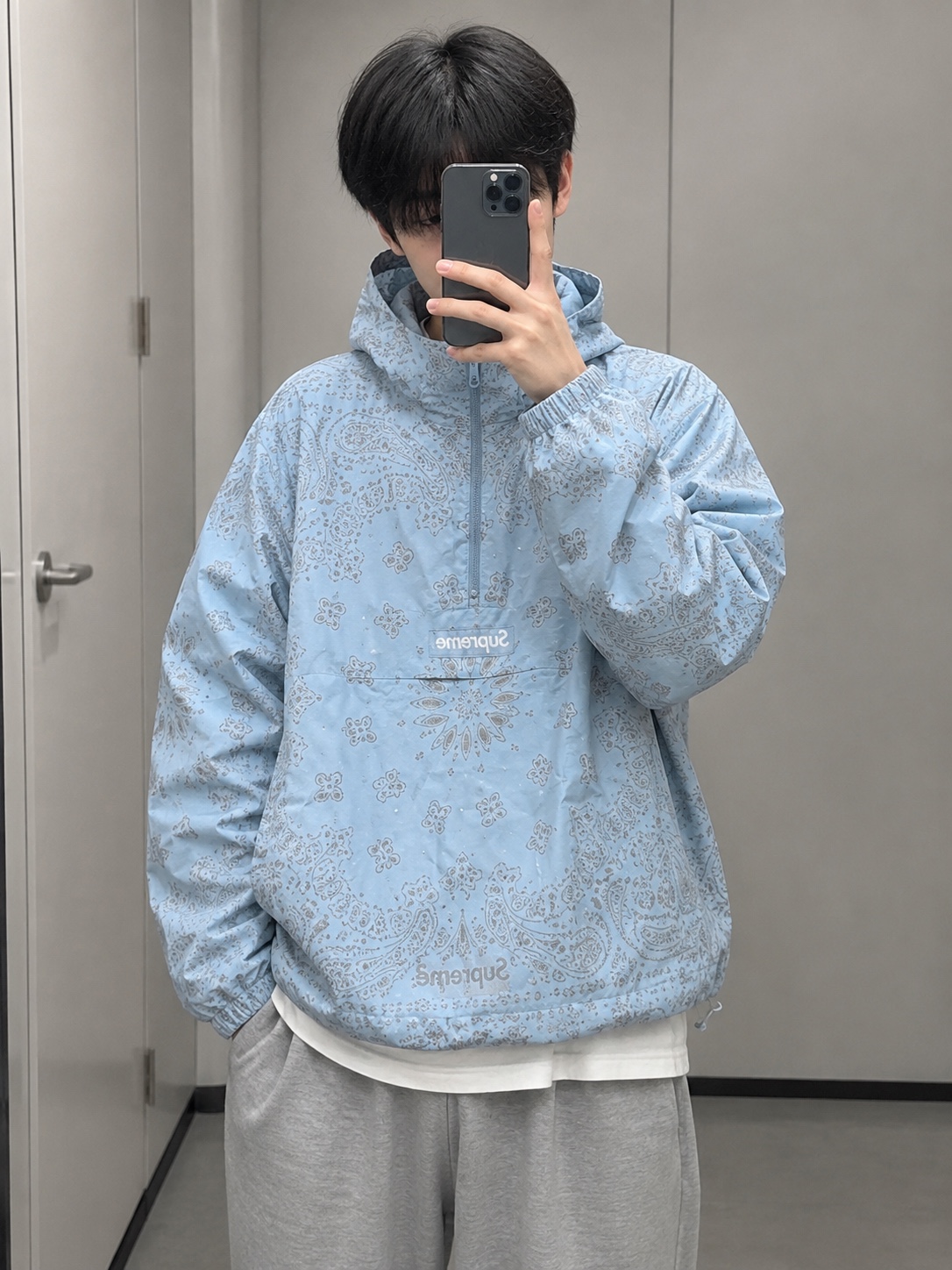 Supreme Reflective Bandana Anorak Light Blue - 26SS, Supreme Reflective Bandana Anorak Black - 26SS 착용 스타일