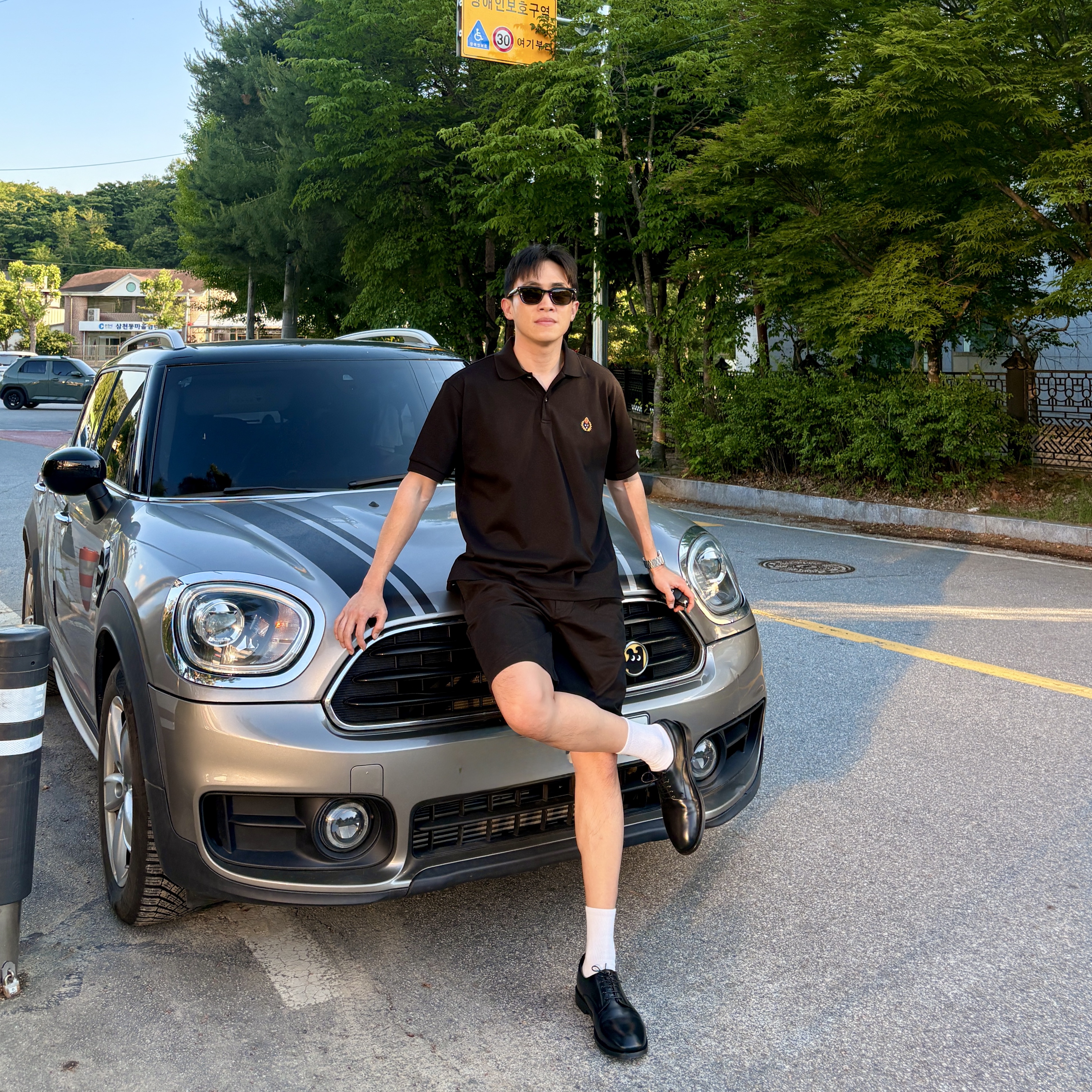 Gentle Monster Hovo 01 Black, POSTMAN T-3 Derby Black 착용 스타일 - 3