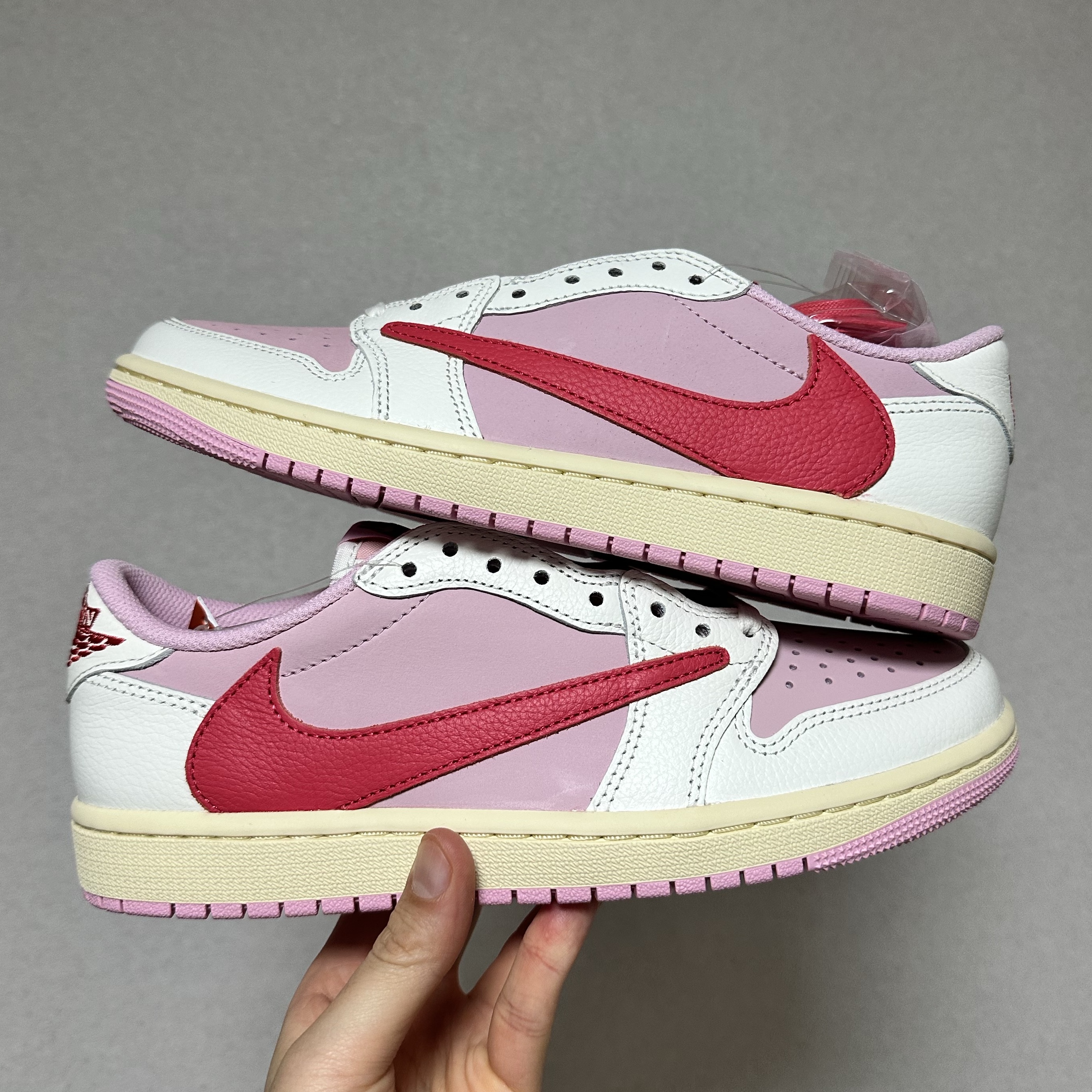 Jordan 1 x Travis Scott Retro Low OG SP Muslin Shy Pink, Jordan 1 x Travis Scott Retro Low OG SP Sail Tropical Pink 착용 스타일 - 2
