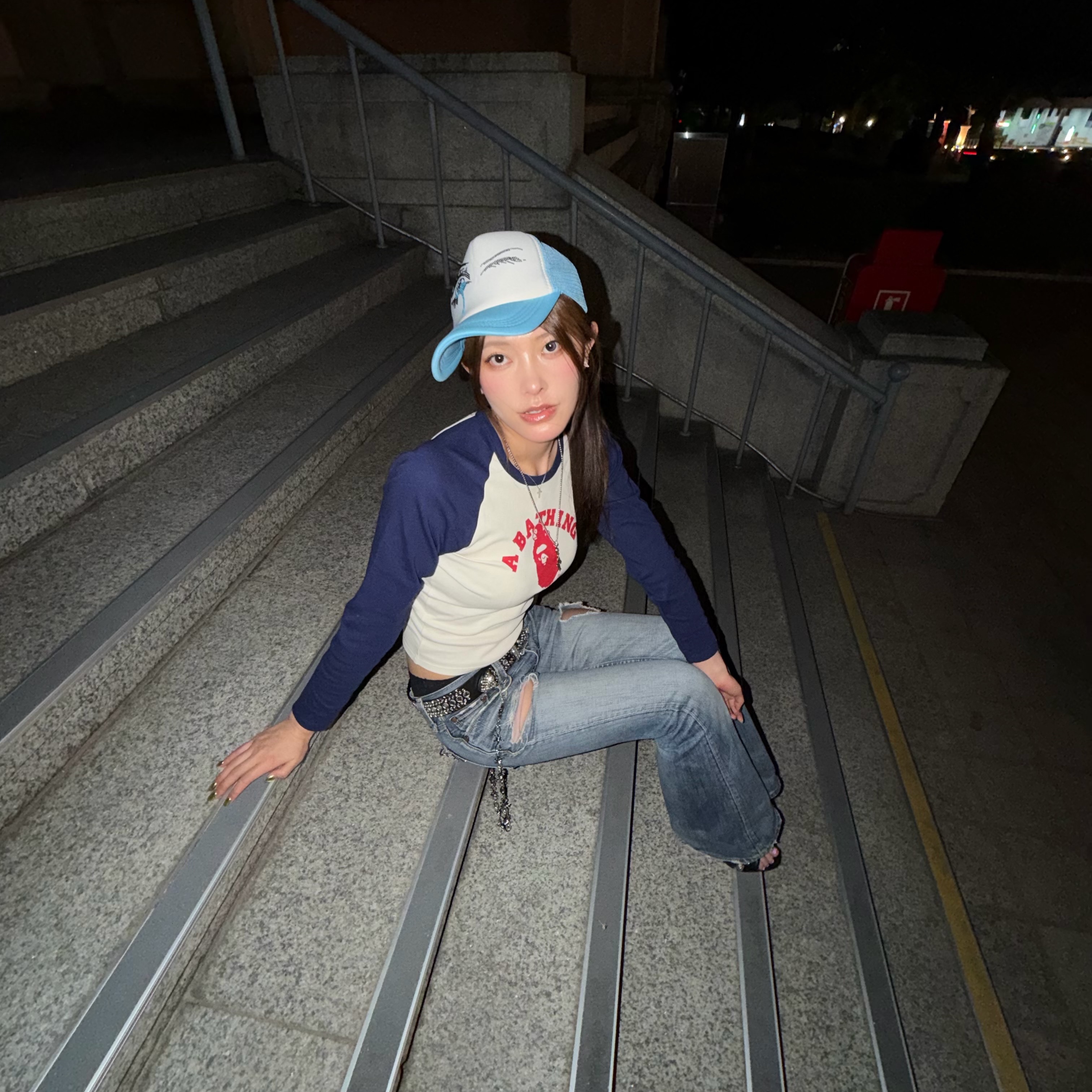 (W) BAPE College Raglan Cropped L/S T-Shirt Navy 착용 스타일 - 1