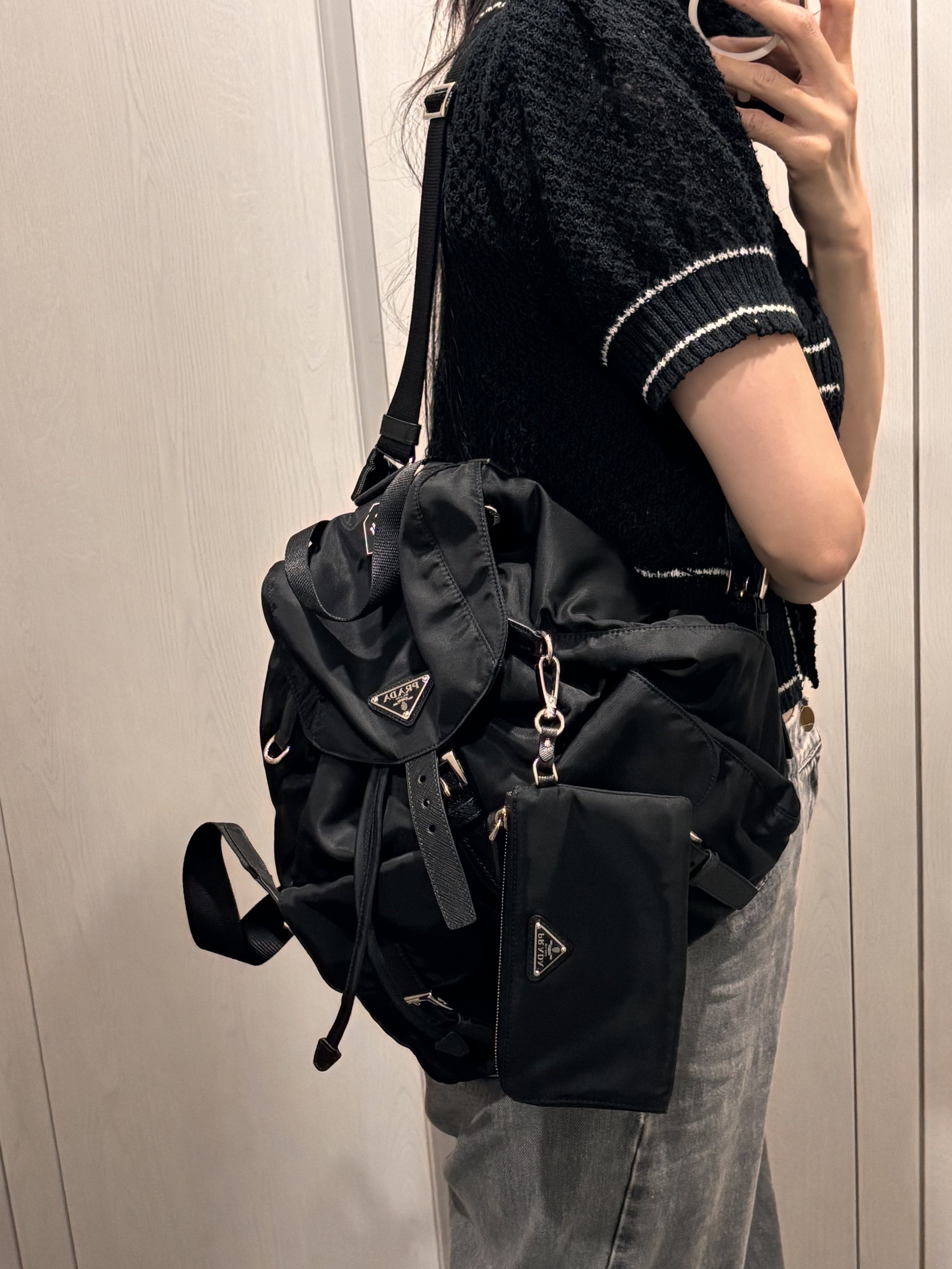Prada Re-Nylon Medium Backpack Black 착용 스타일 - 1