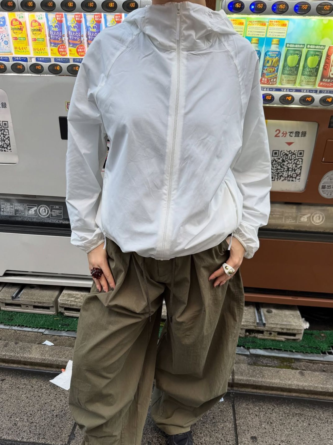 Arc'teryx Squamish Hoody Ray, ROA Hue Packable Wind Jacket White 착용 스타일 - 4