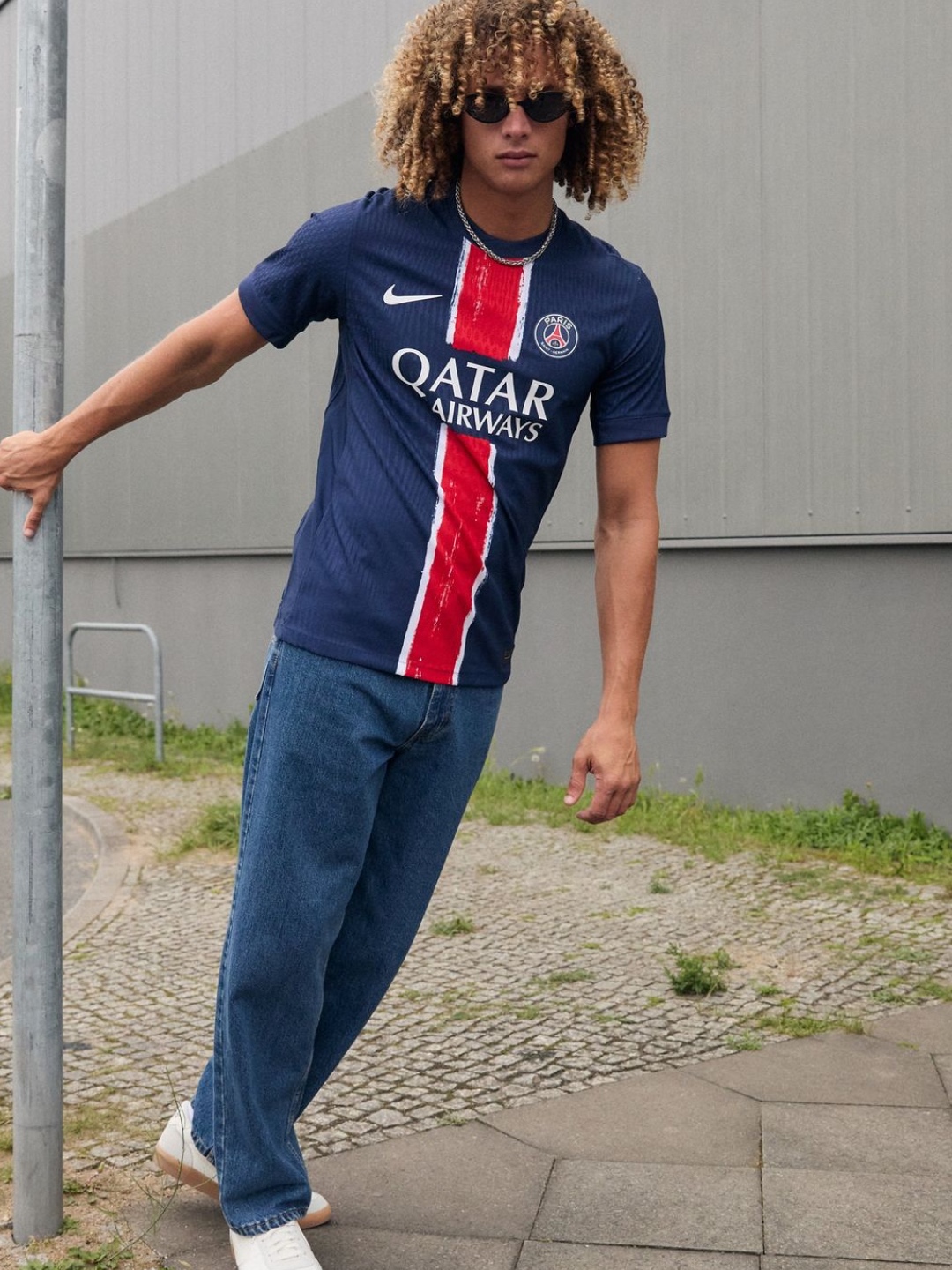 Nike Paris Saint-Germain 2025/26 Stadium Home Dri-Fit Soccer Replica Jersey Midnight Navy (Non Marking Ver.), Adidas Arsenal 2025/26 Home Jersey Better Scarlet White - KR Sizing (Non Marking Ver.) 착용 스타일 - 3