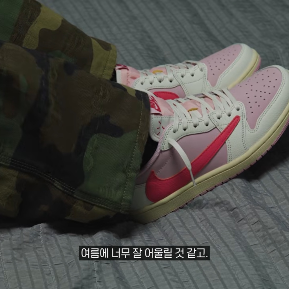 Jordan 1 x Travis Scott Retro Low OG SP Sail Tropical Pink 착용 스타일 - 2