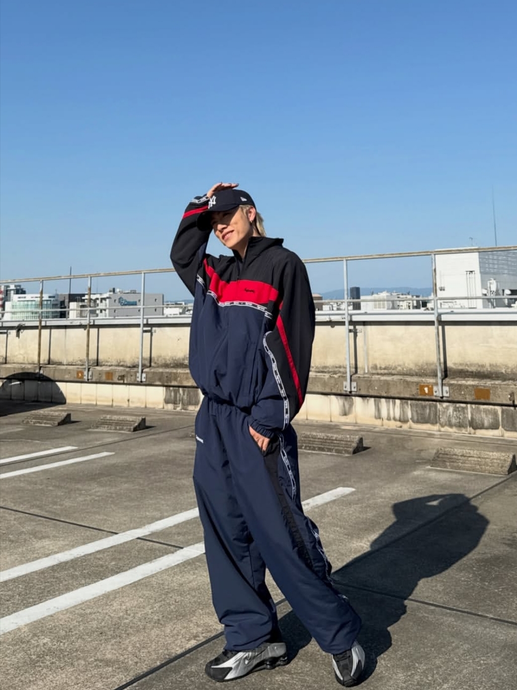 Supreme Logo Taping Track Jacket Navy - 26SS 착용 스타일