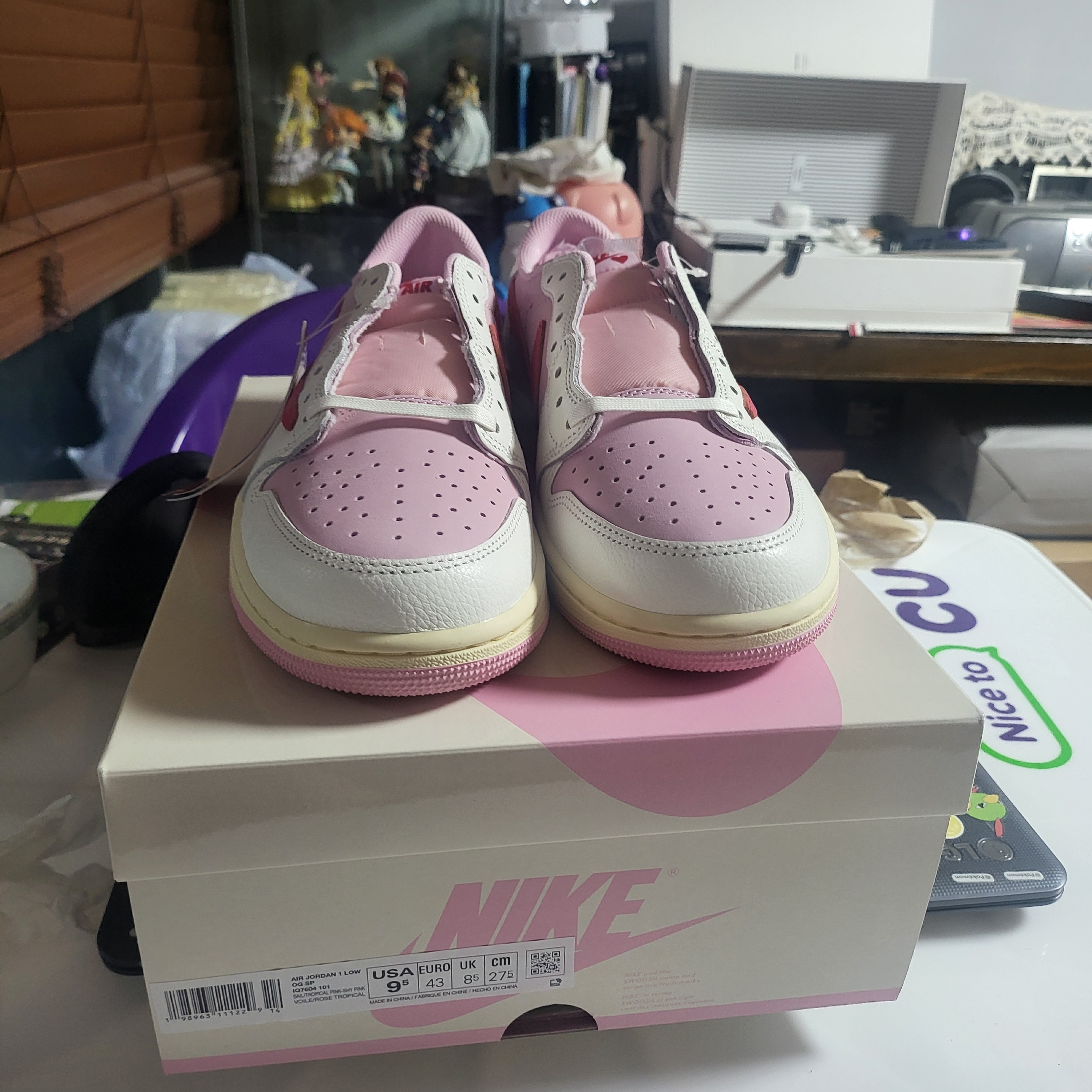 Jordan 1 x Travis Scott Retro Low OG SP Sail Tropical Pink 착용 스타일 - 2