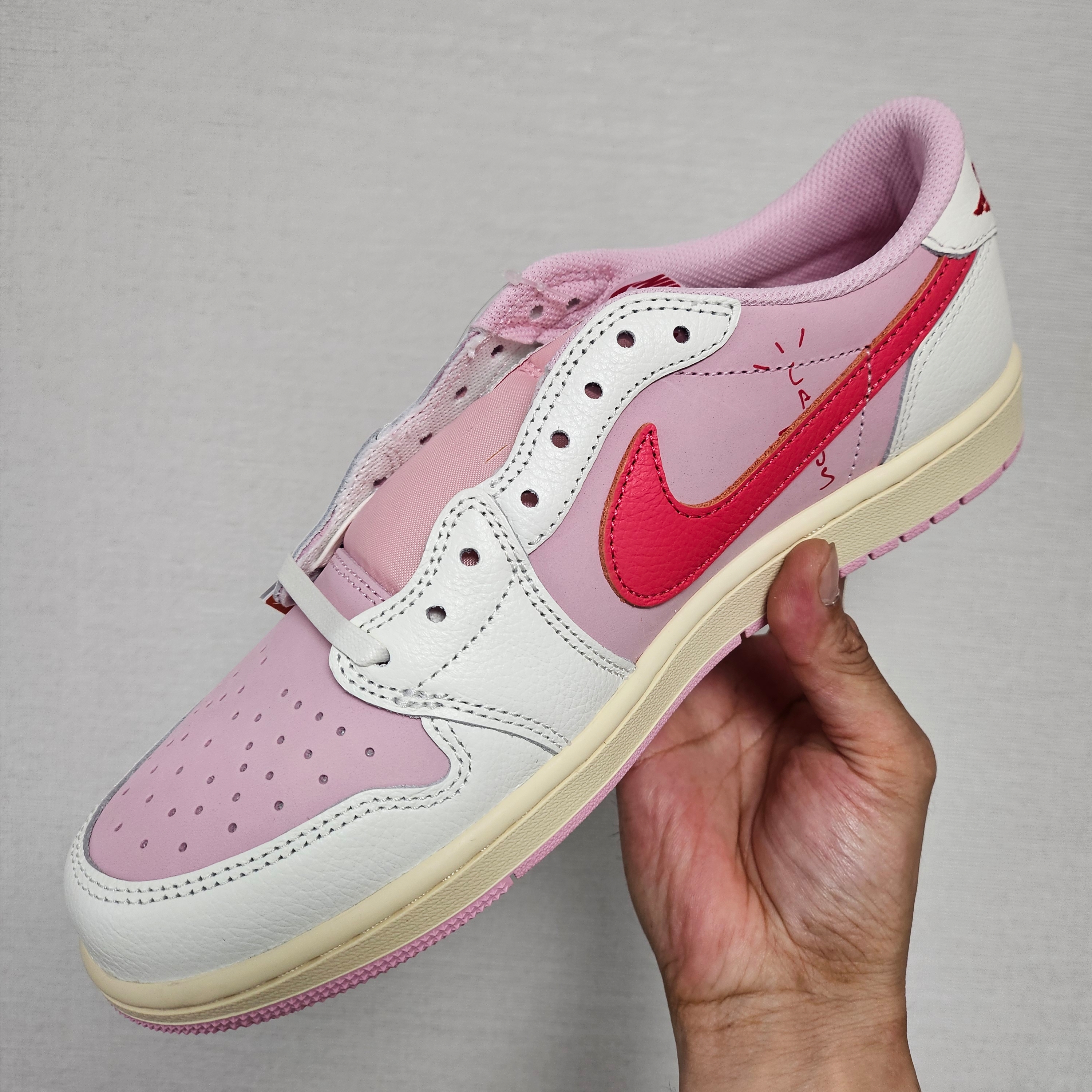 Jordan 1 x Travis Scott Retro Low OG SP Sail Tropical Pink 착용 스타일 - 3