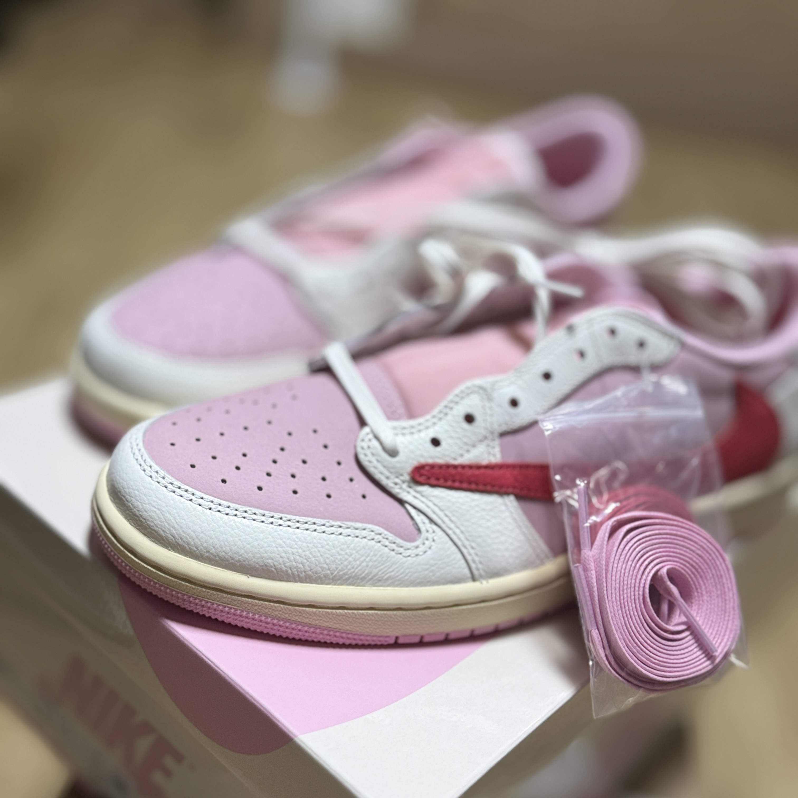 Jordan 1 x Travis Scott Retro Low OG SP Sail Tropical Pink 착용 스타일