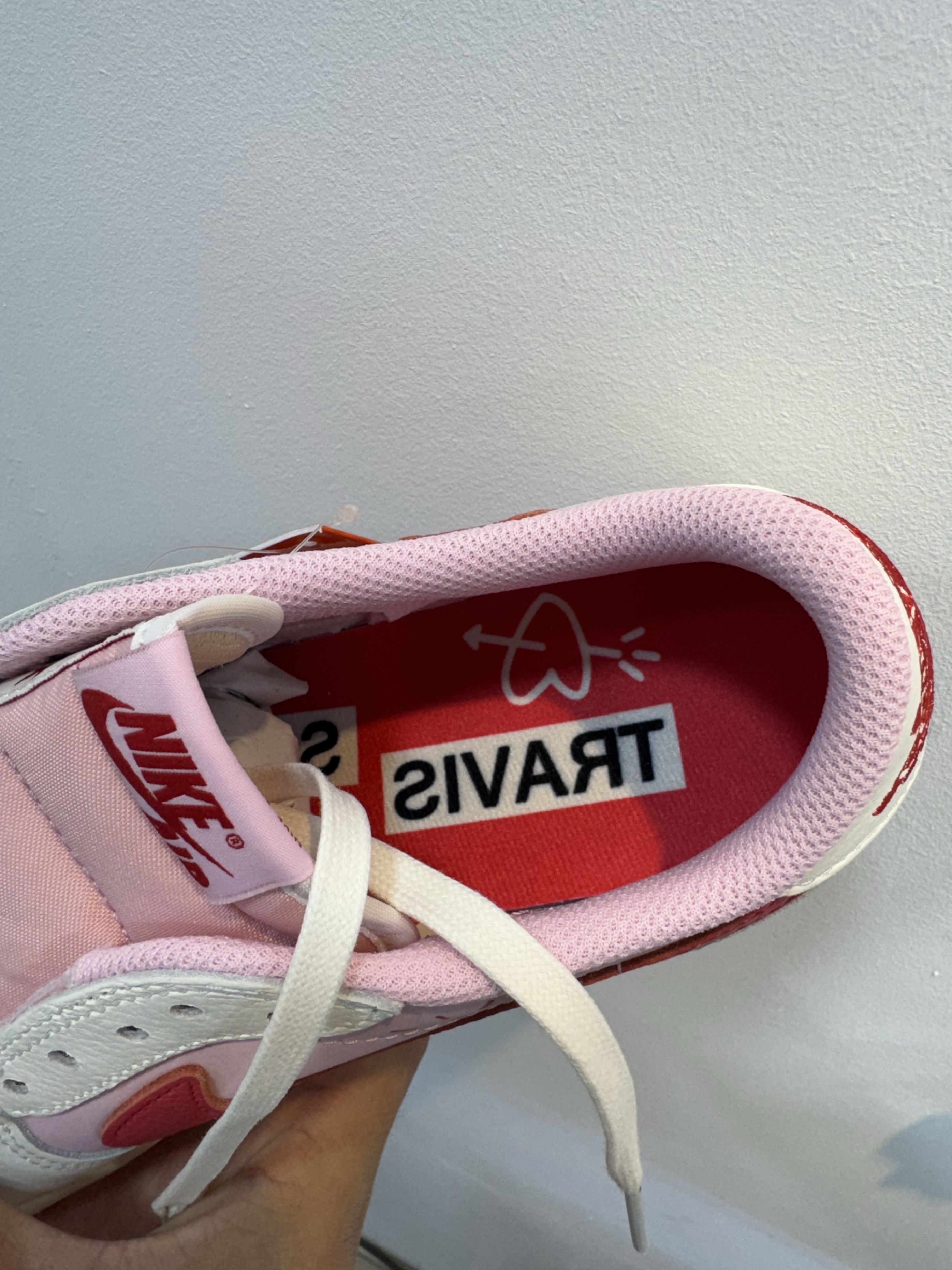 Jordan 1 x Travis Scott Retro Low OG SP Sail Tropical Pink 착용 스타일 - 4
