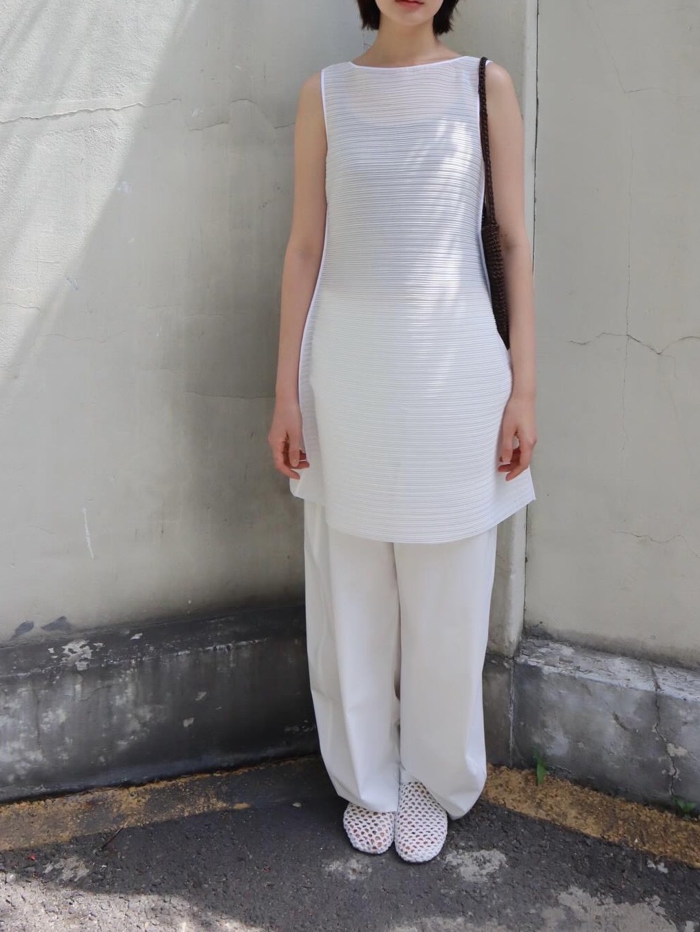 Amomento Women Net Flats White - 26SS, Amomento Women Two Tuck Wide Shorts Brown - 26SS 착용 스타일 - 1