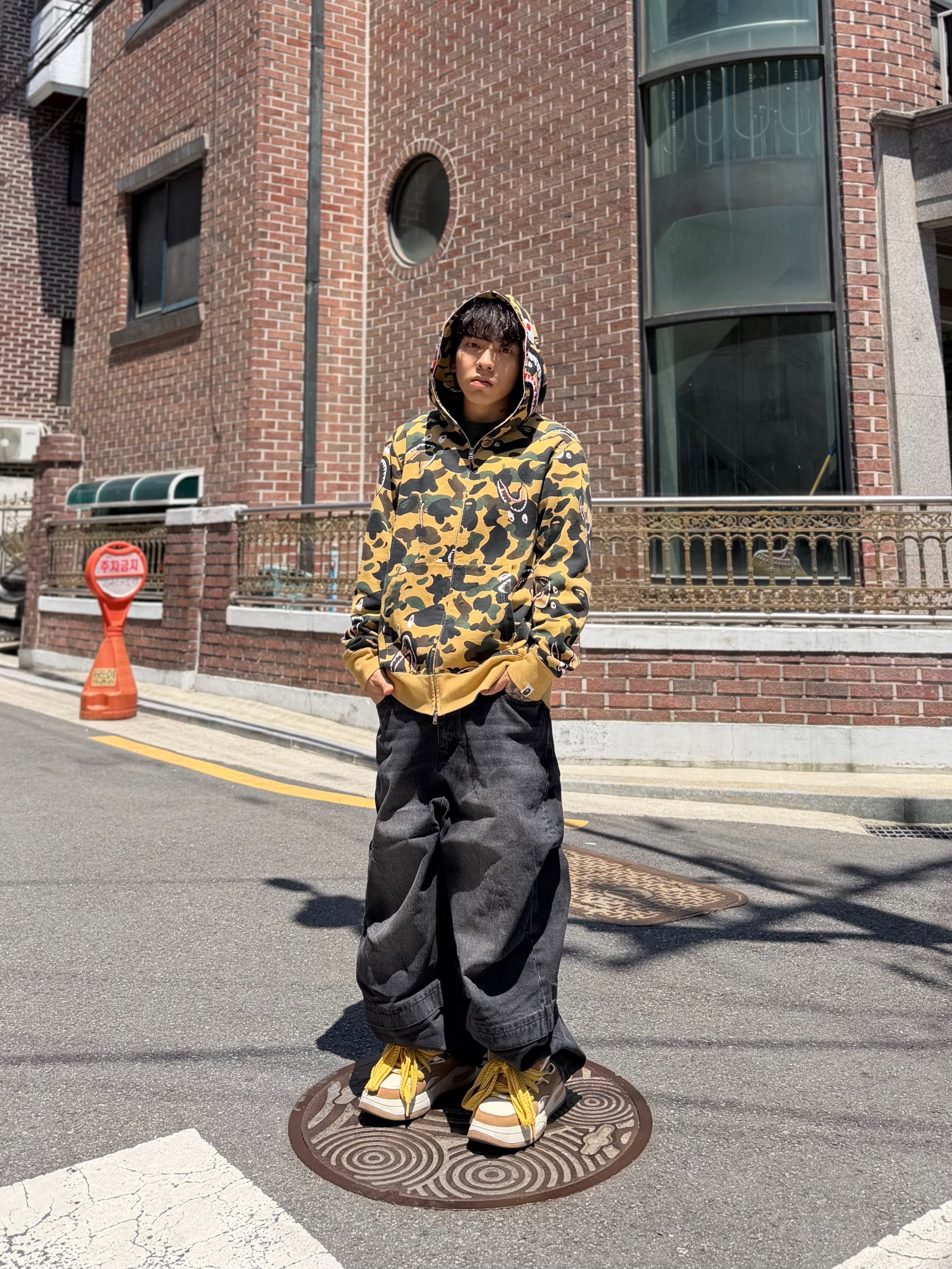 BAPE PONR 1st Camo 2nd Shark Full Zip Hoodie Yellow 착용 스타일 - 2