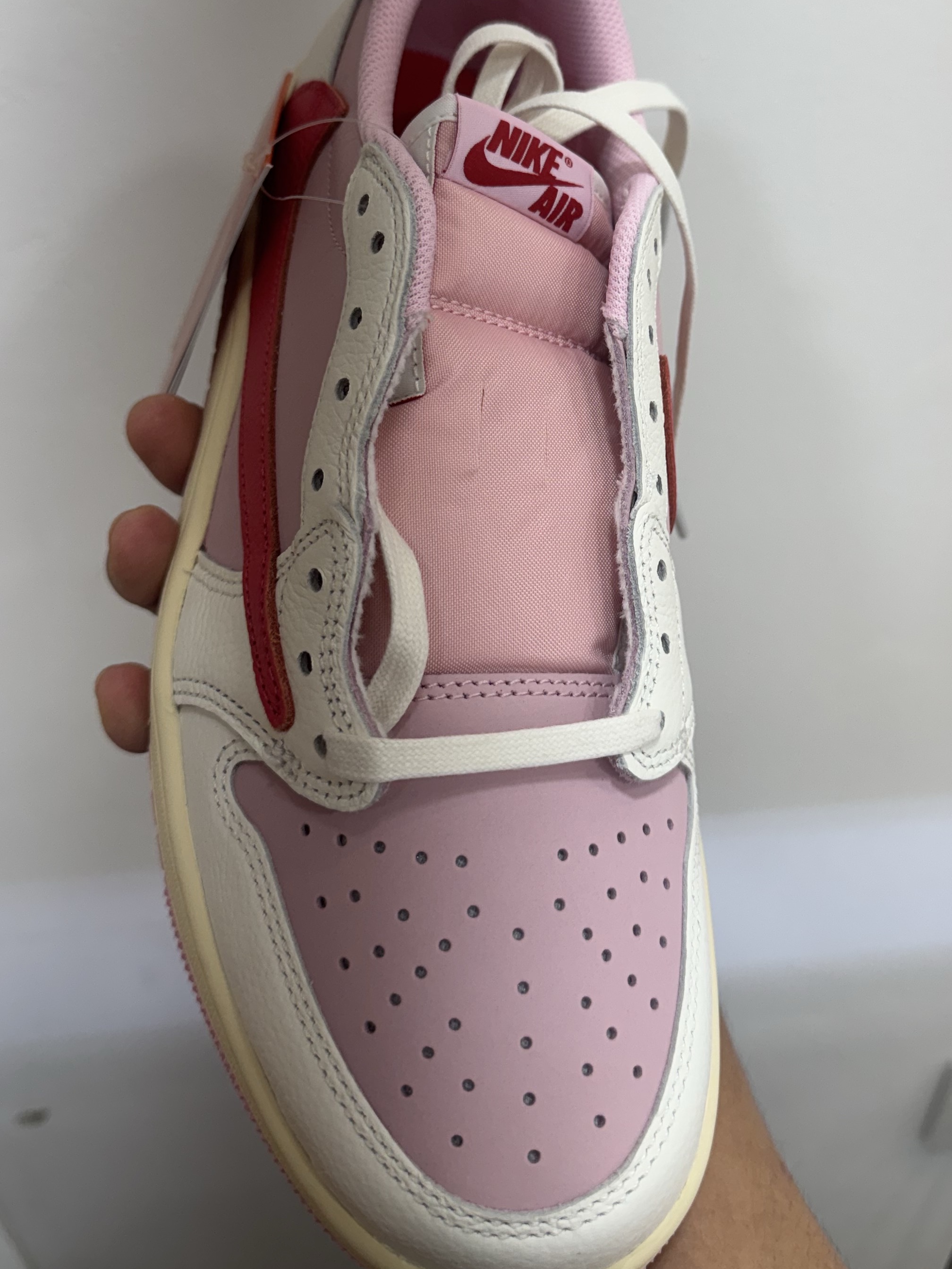 Jordan 1 x Travis Scott Retro Low OG SP Sail Tropical Pink 착용 스타일 - 3