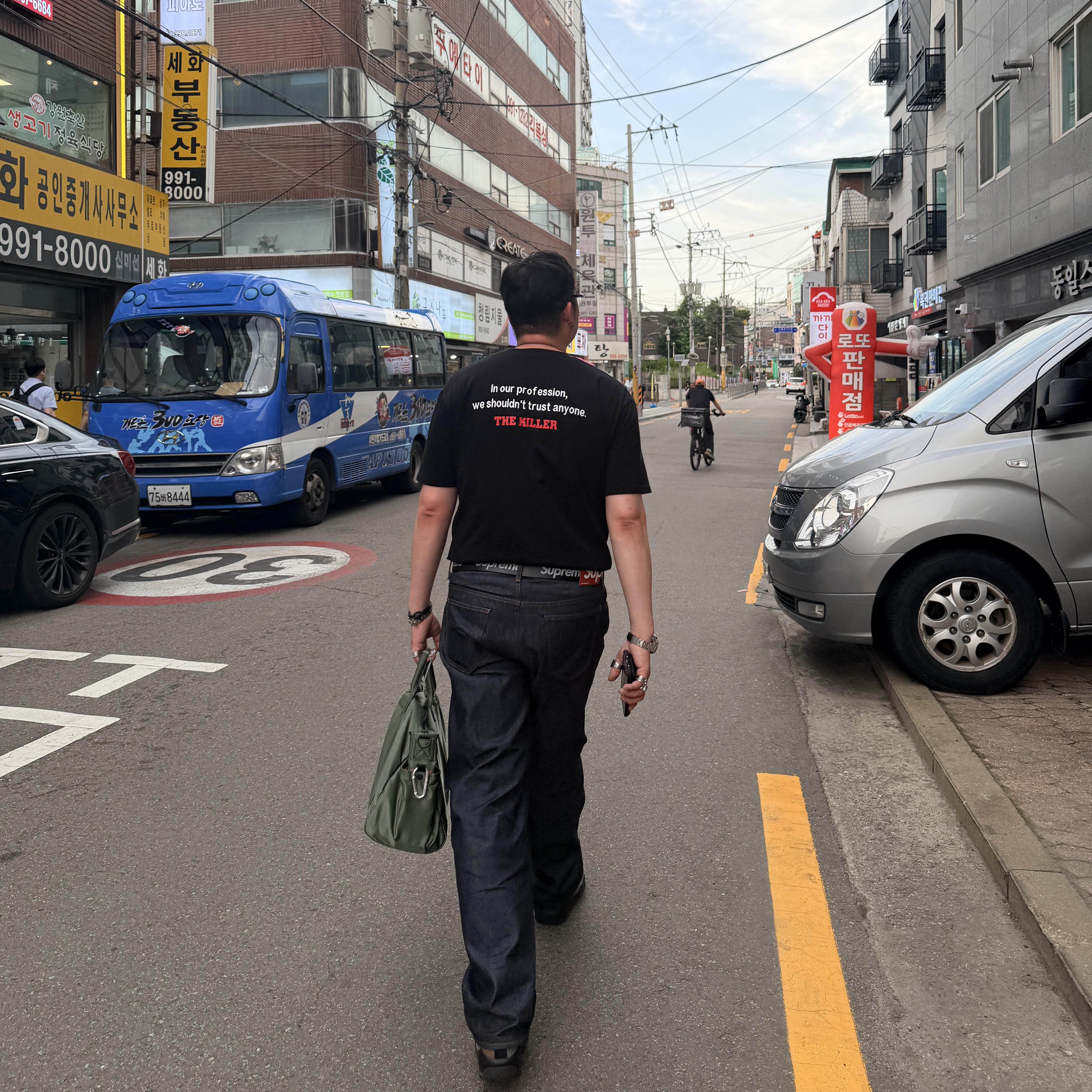 Supreme Repeat Leather Belt Black, Supreme The Killer Trust T-Shirt Black - 18FW 착용 스타일 - 1