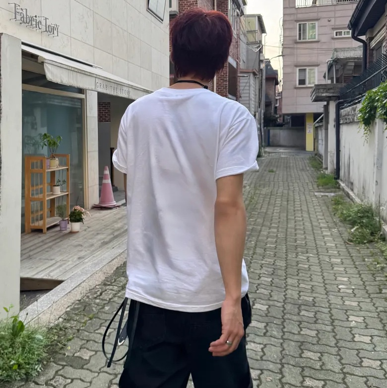 GILDAN X Vintage Collection NEED MONEY FOR PORSHCE T-Shirt (2 Color) 착용 스타일 - 3