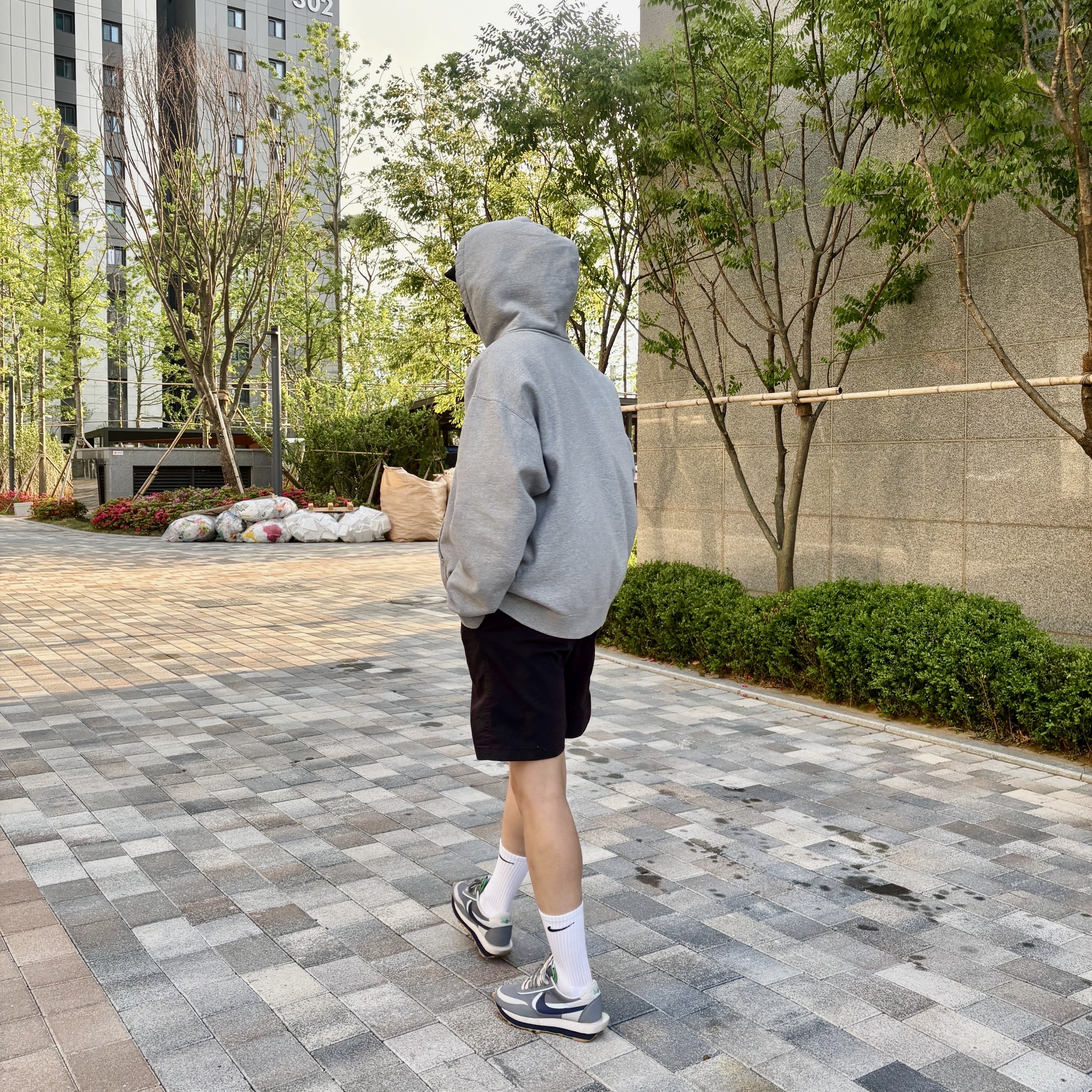 Nike x Stussy NRG RA Pullover Hoodie Dark Grey Heather (DJ9488-063), Nike x Sacai x Clot LDWaffle Cool Grey 착용 스타일
