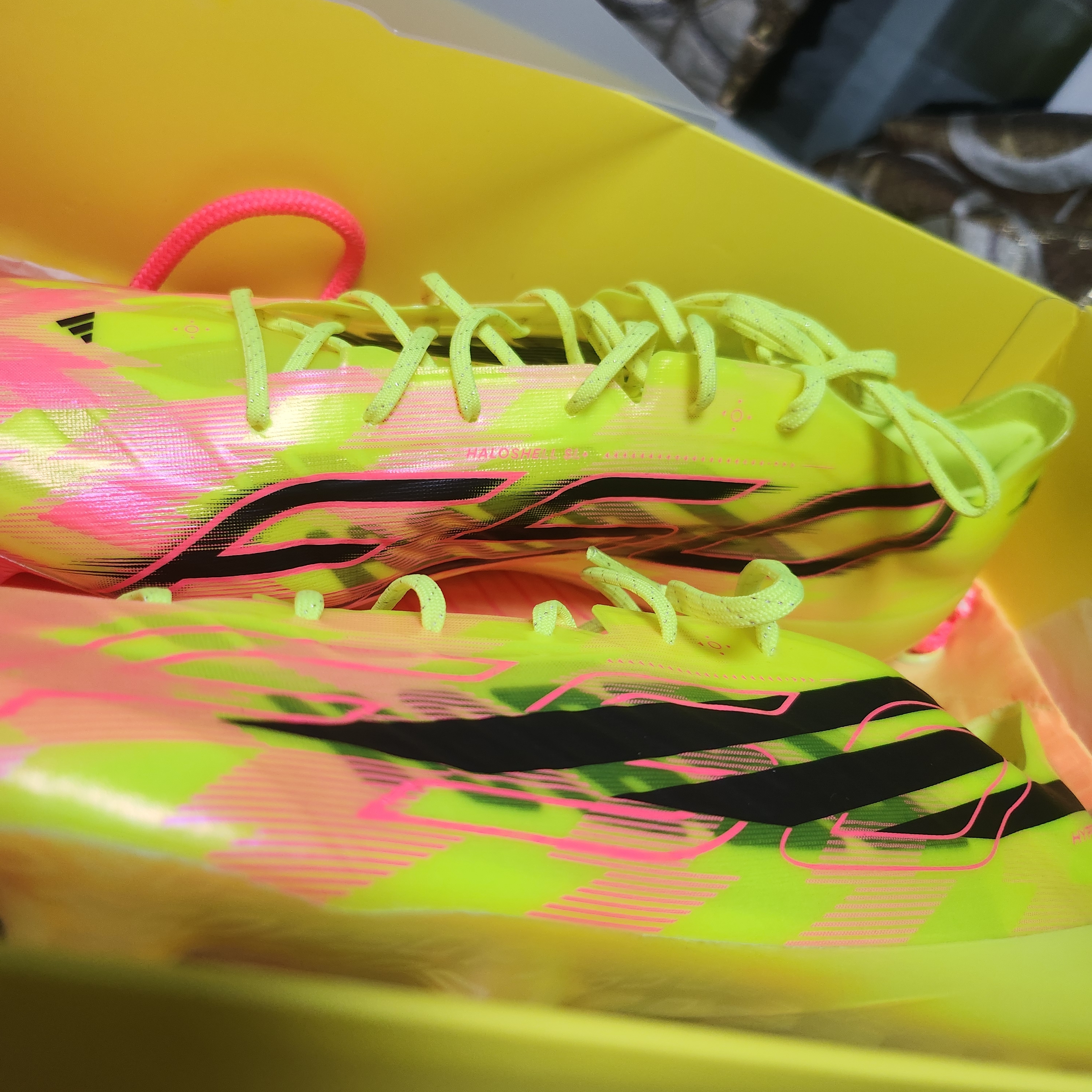 Adidas F50 Hyperfast EVO Firm Ground Solar Yellow 2 Core Blac 착용 스타일 - 2