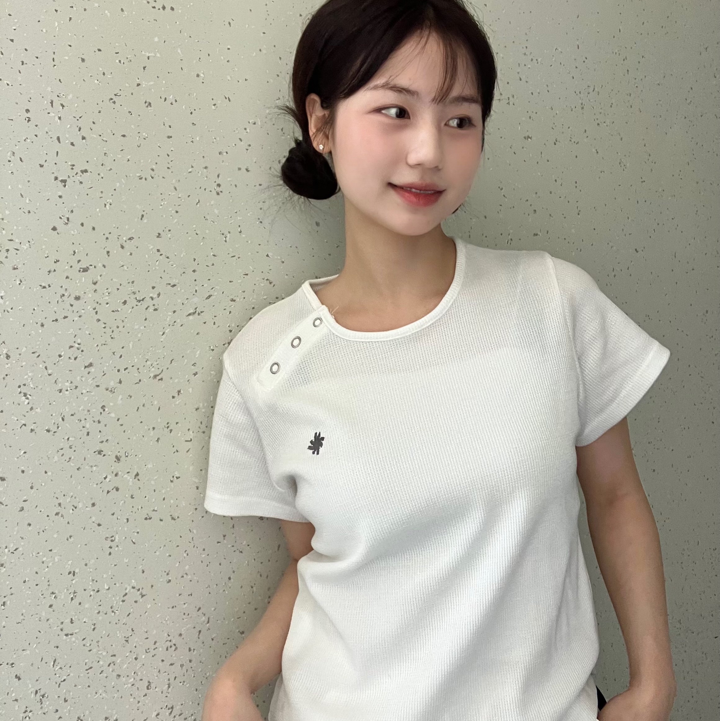 SLOW RECORD HOUSE Henley Neck Eyelet T-Shirt White 착용 스타일 - 2