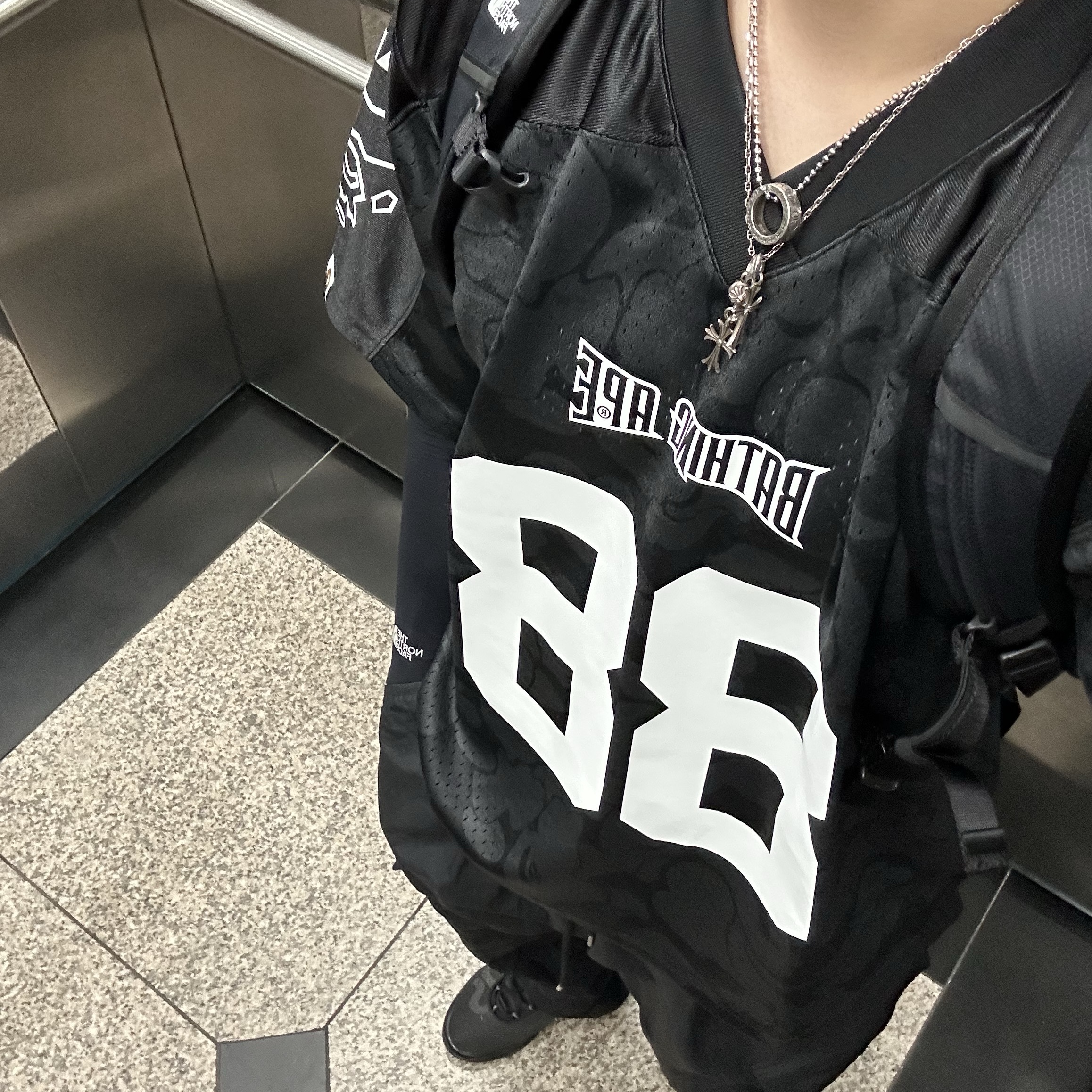 BAPE Solid Camo Multi Logo Relaxed Fit Football Jersey T-Shirt Black 착용 스타일
