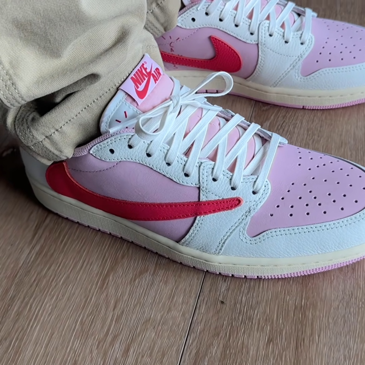 Jordan 1 x Travis Scott Retro Low OG SP Sail Tropical Pink 착용 스타일 - 5