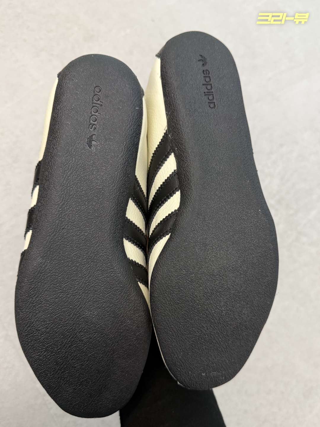 (W) Adidas Tokyo Off White Core Black 착용 스타일 - 7