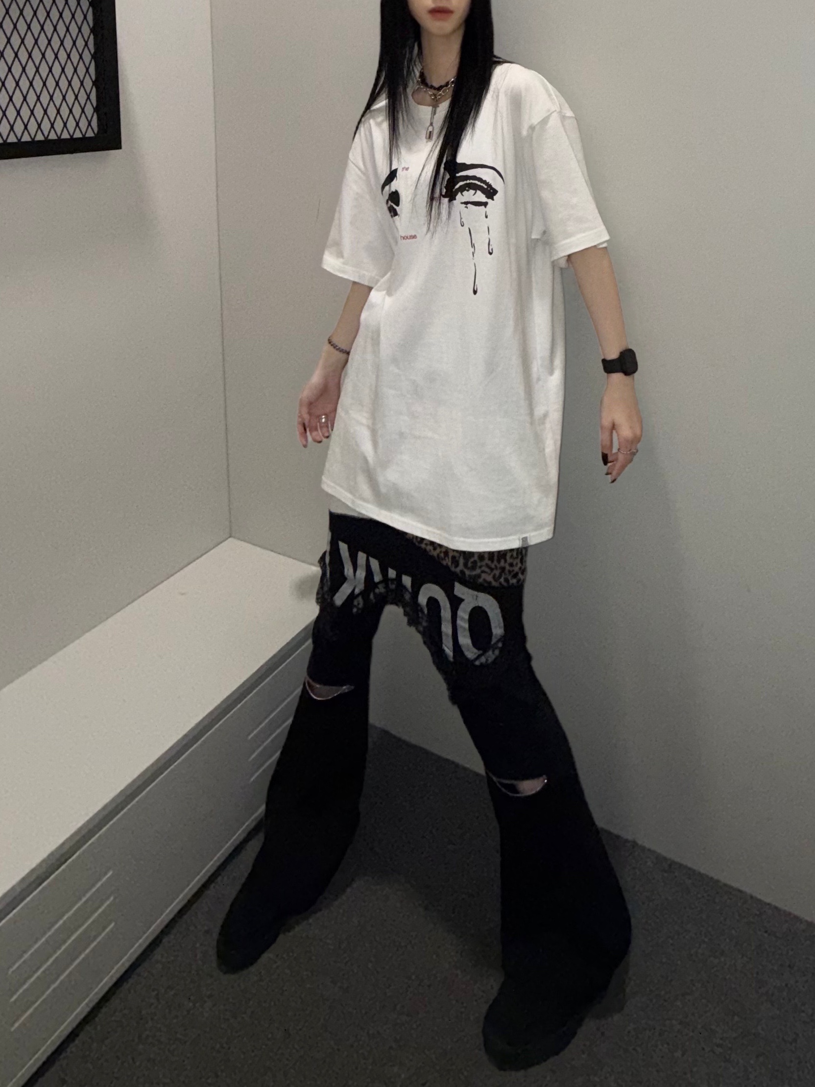 Thevinylhouse Crying T-Shirt White 착용 스타일 - 2