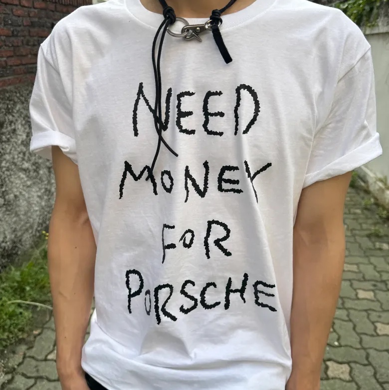 GILDAN X Vintage Collection NEED MONEY FOR PORSHCE T-Shirt (2 Color) 착용 스타일 - 1
