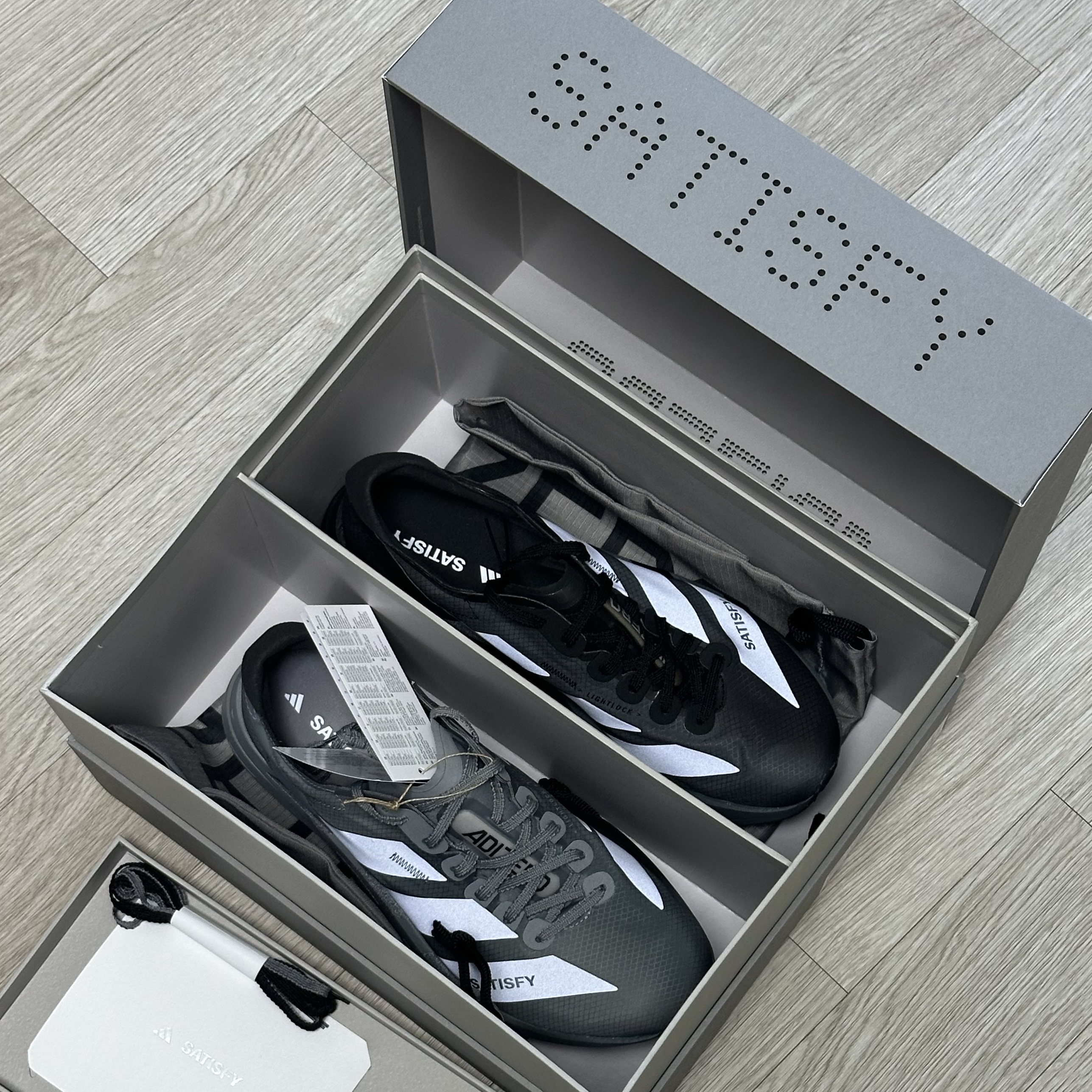 Adidas x Satisfy Adizero Adios Pro 4 Core Black Grey Five 착용 스타일 - 1