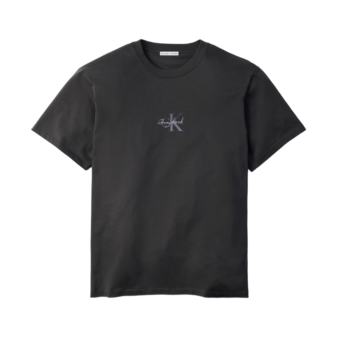 캘빈 클라인 x 정국 릴렉스핏 모노그램 로고 티셔츠 피트(Calvin Klein x Jung Kook Relaxed Fit Monogram Logo T-Shirt Peat)