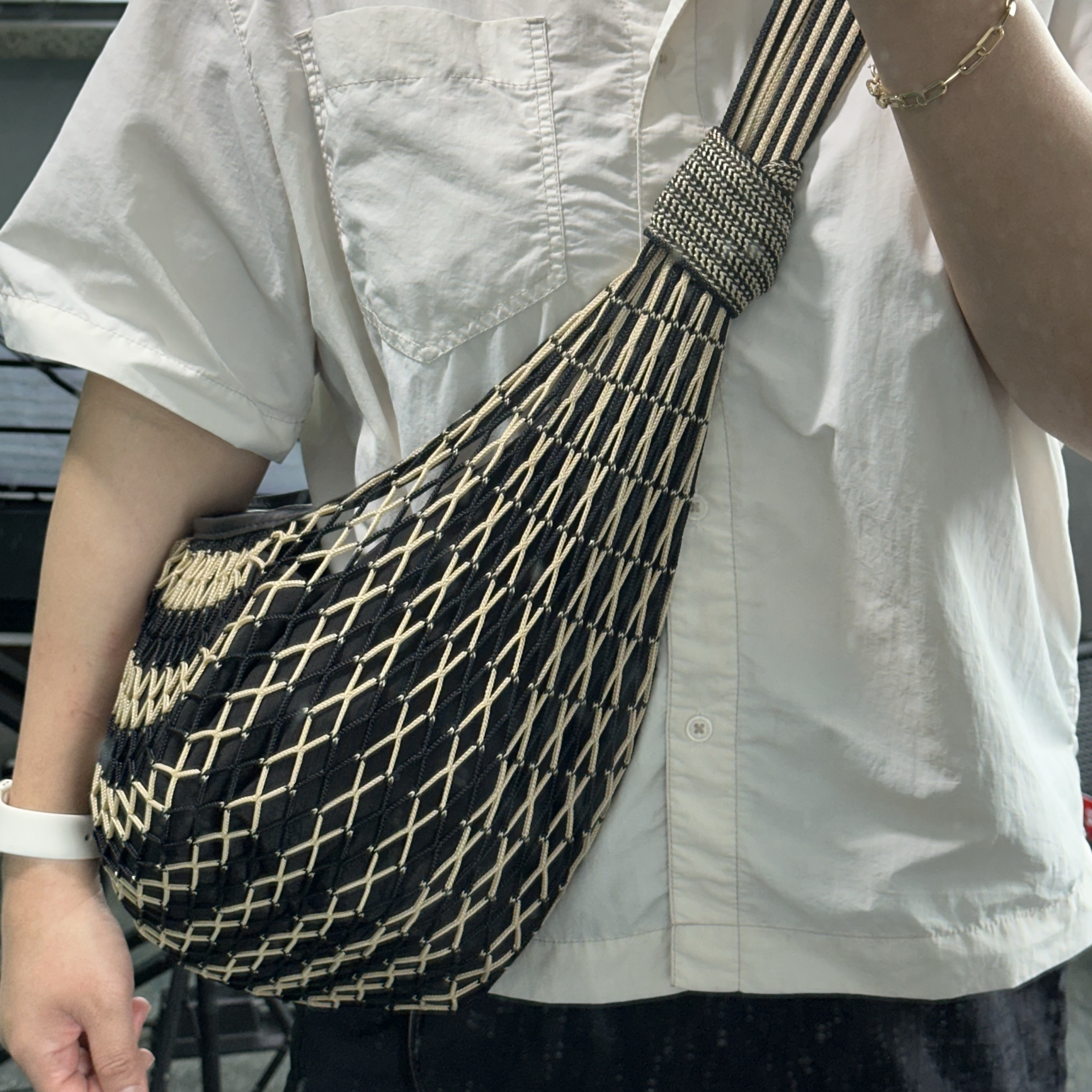 Lemaire Croissant Filt Bag Polyester Net Light Beige Black 착용 스타일