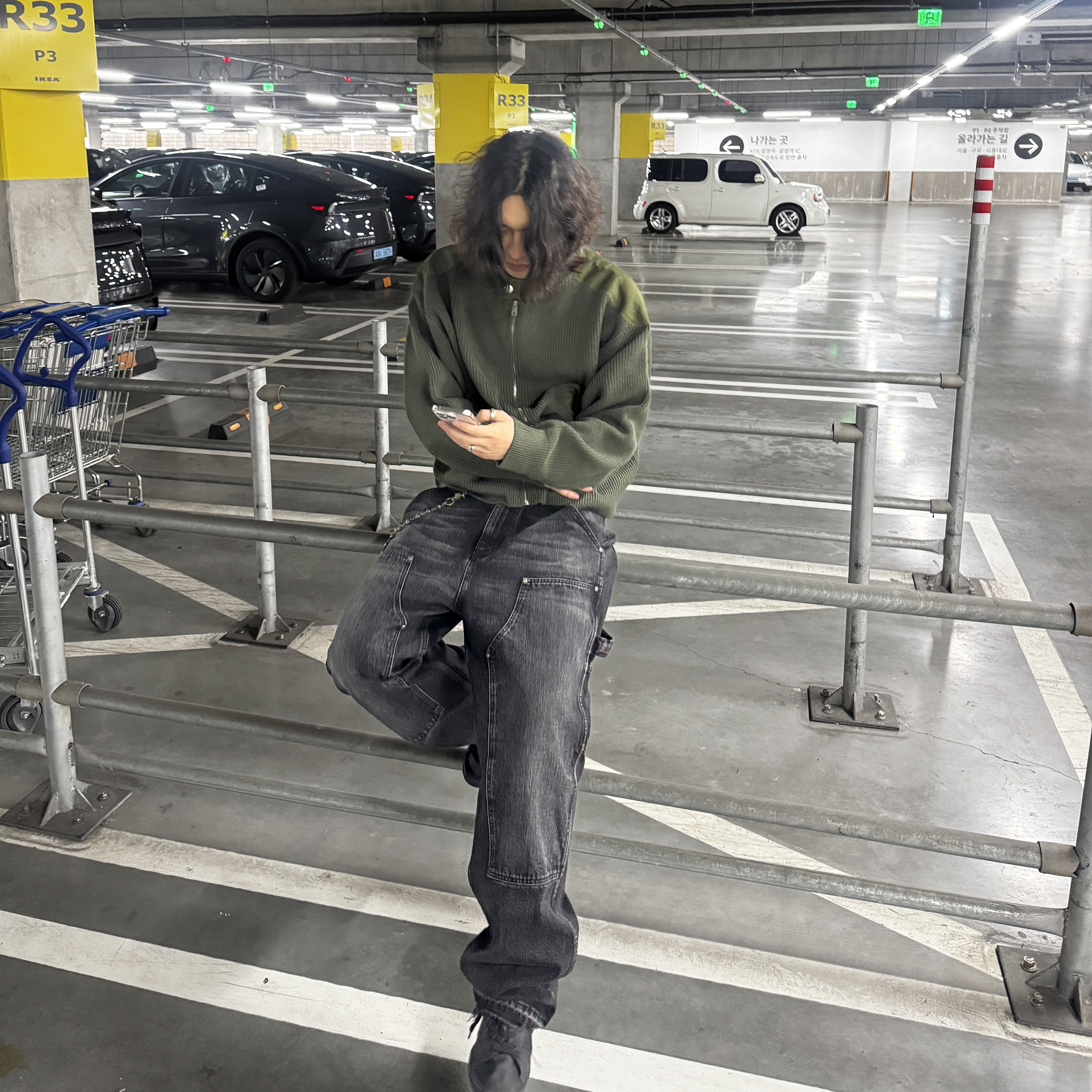 Khak. Carpenter Pants In Denim Black 착용 스타일