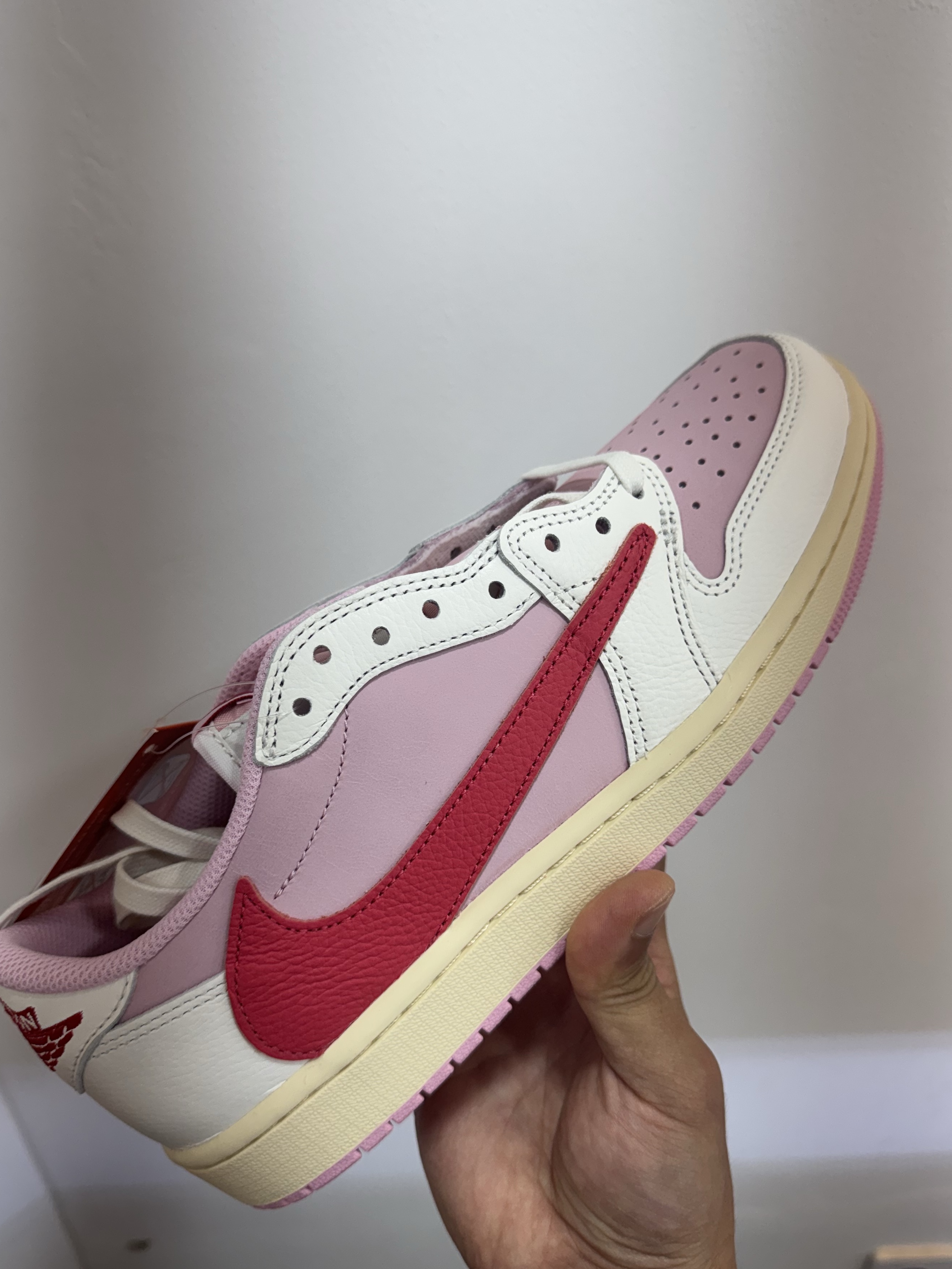 Jordan 1 x Travis Scott Retro Low OG SP Sail Tropical Pink 착용 스타일 - 1