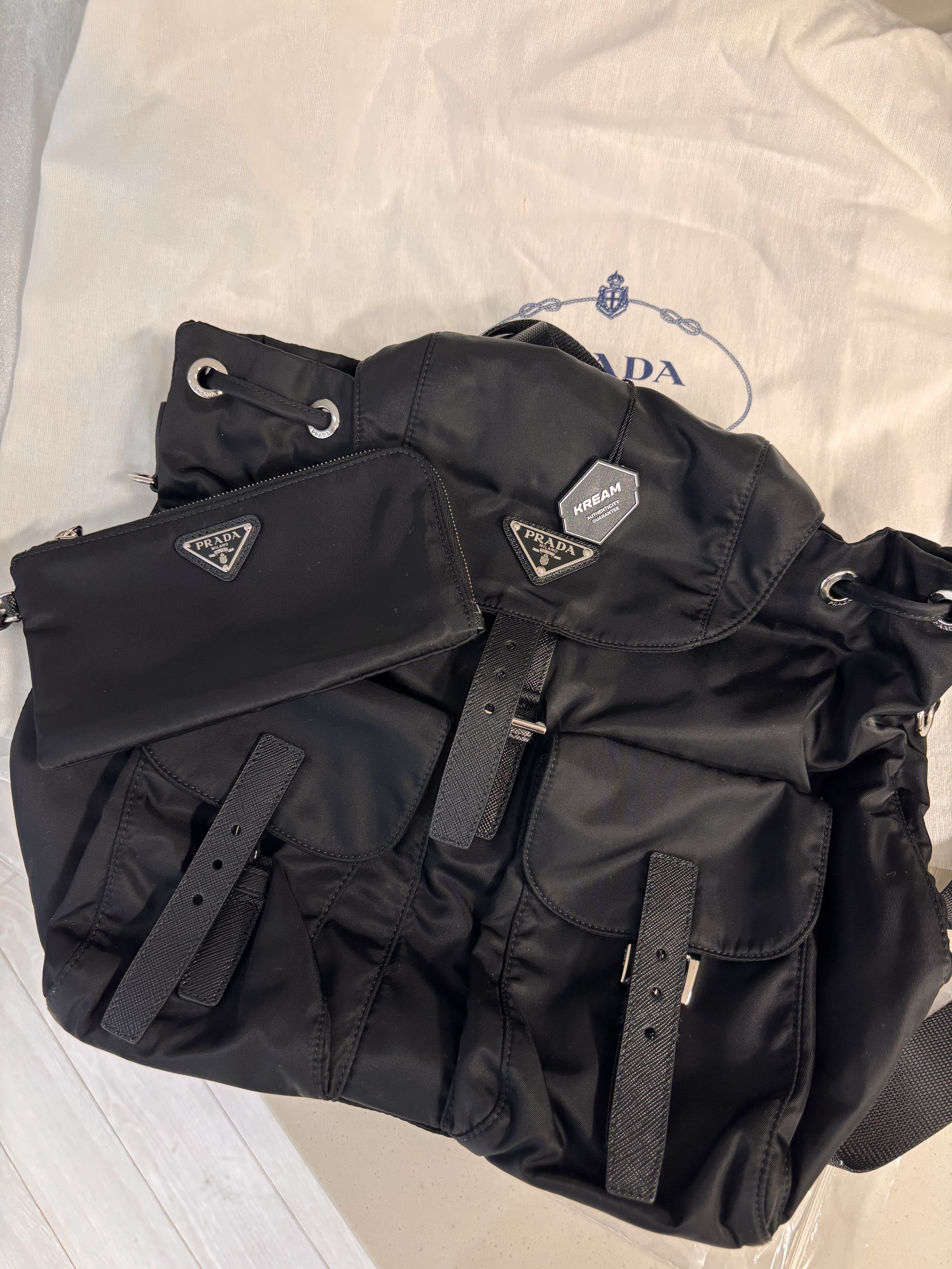 Prada Re-Nylon Medium Backpack Black 착용 스타일 - 2