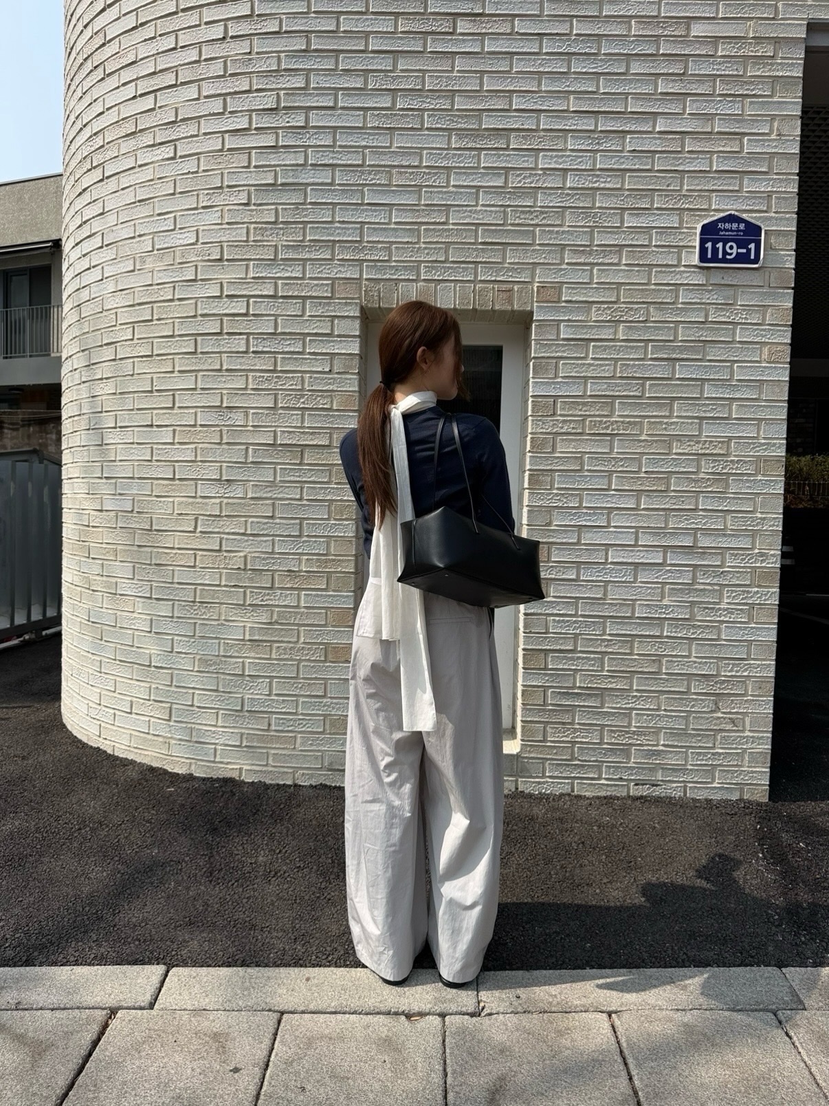 Amomento Women Large Cubo Bag Black - 26SS 착용 스타일 - 2