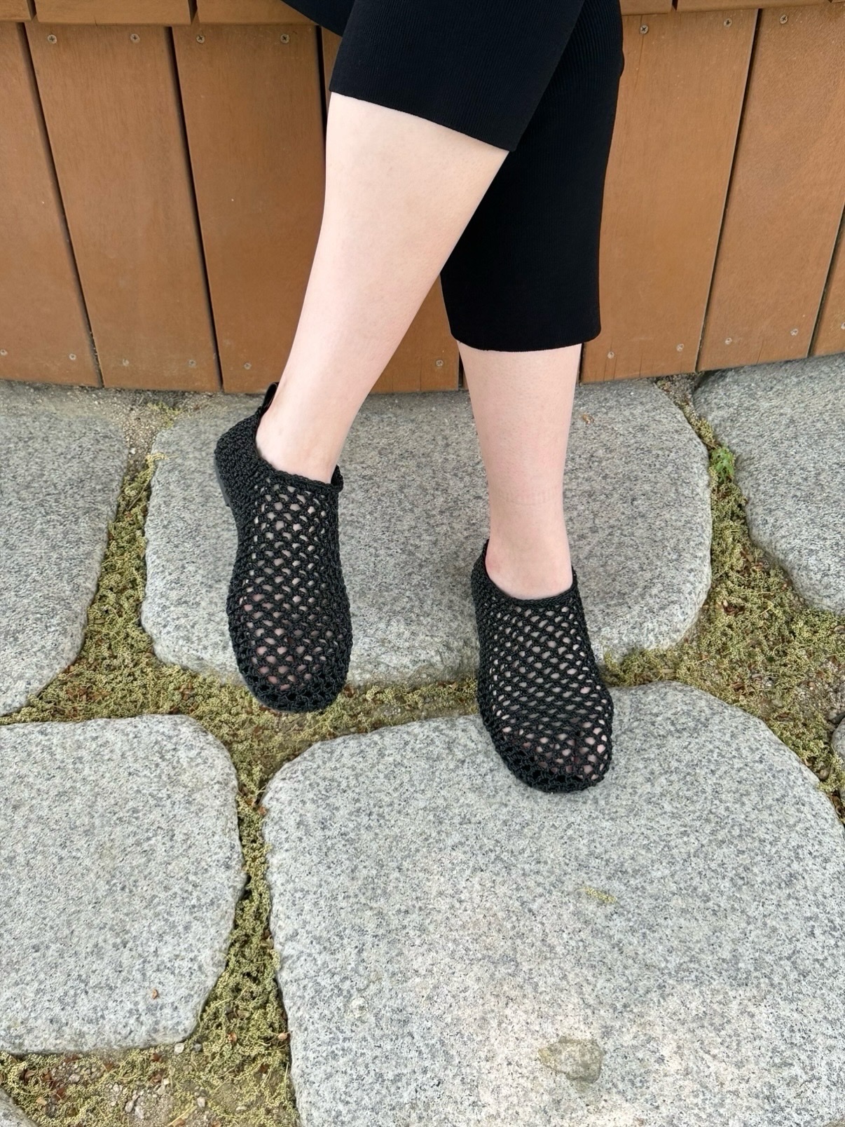 Amomento Women Net Flats Black - 26SS, Amomento Women Jersey Halter Neck Top Charcoal - 26SS 착용 스타일 - 3