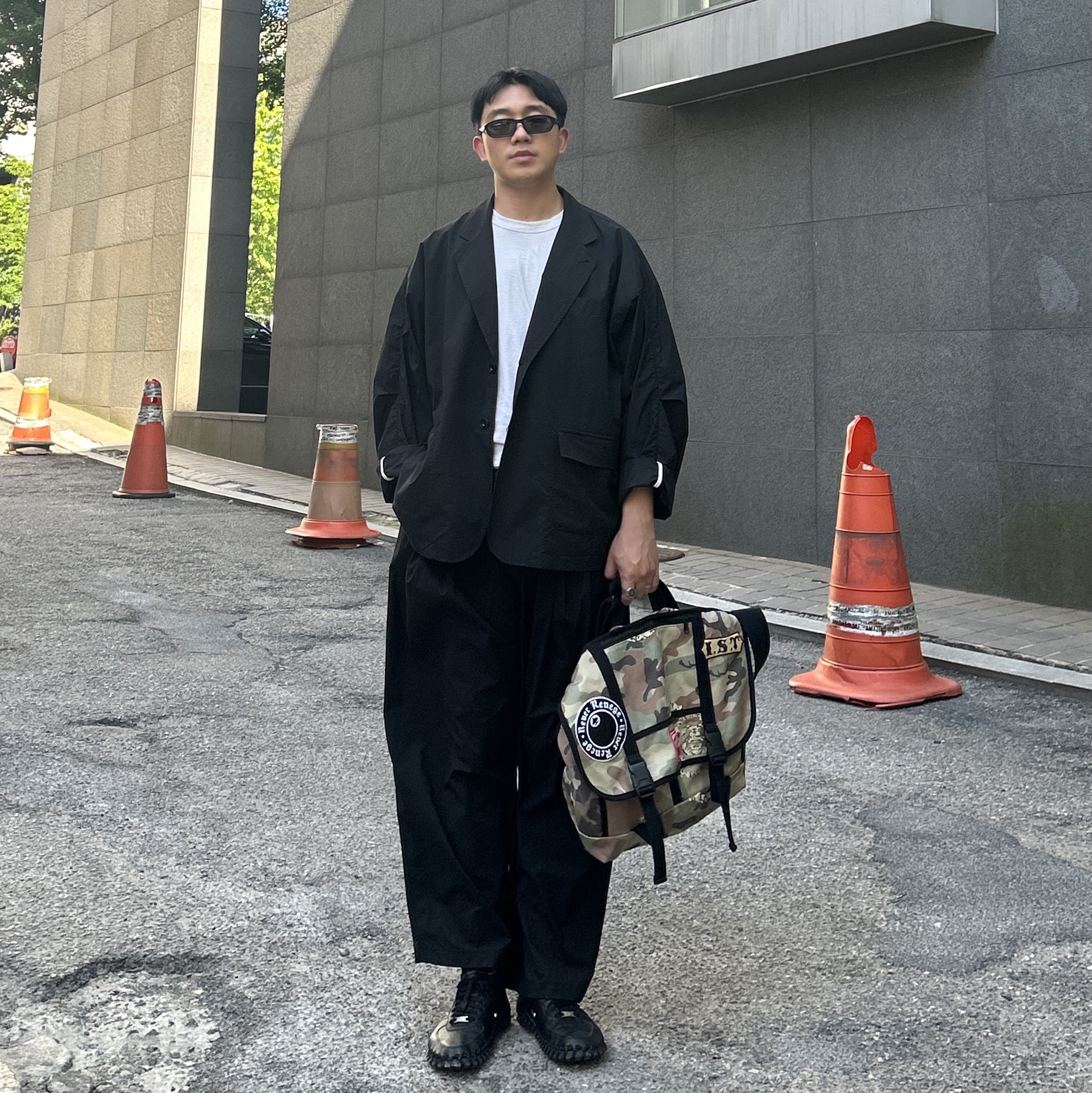 Oakley Terraforma Matte Black Prizm Grey, Stussy x Denim Tears Messenger Bag Camo 착용 스타일 - 1
