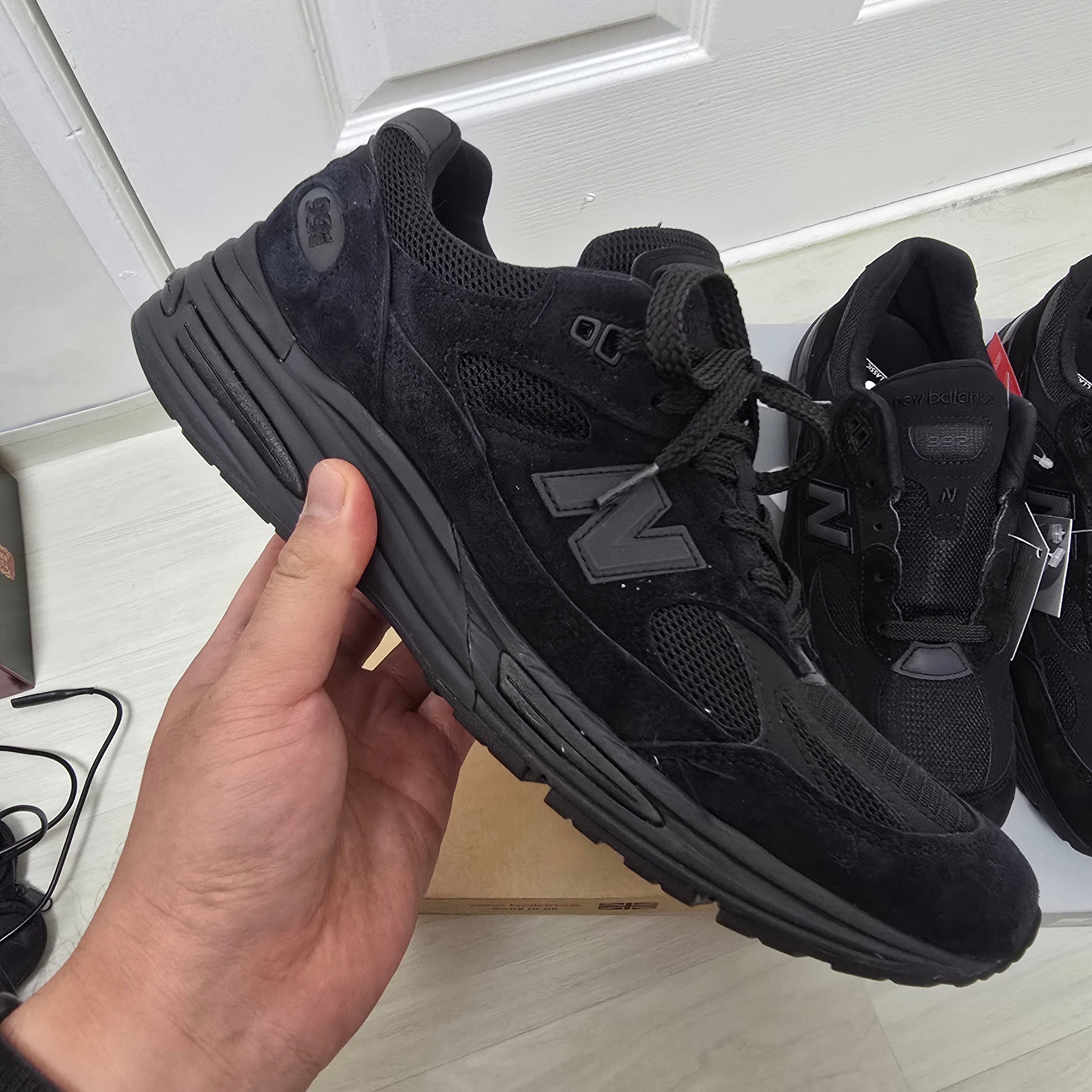 New Balance 991v2 Made in UK Black Grey, New Balance 992 Made in USA Core Black 착용 스타일 - 2