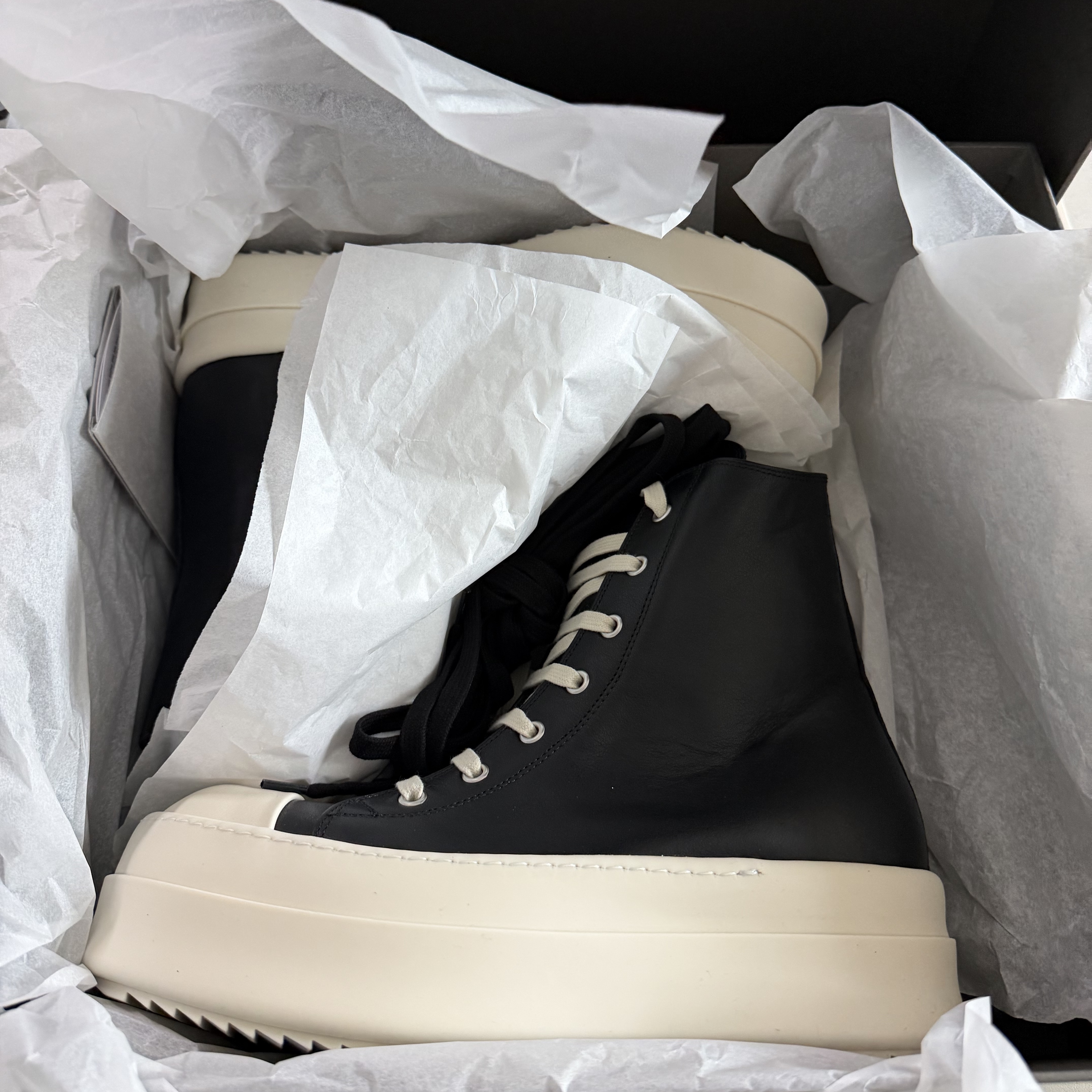 Rick Owens Mega Bumper Sneakers Black Milk 착용 스타일