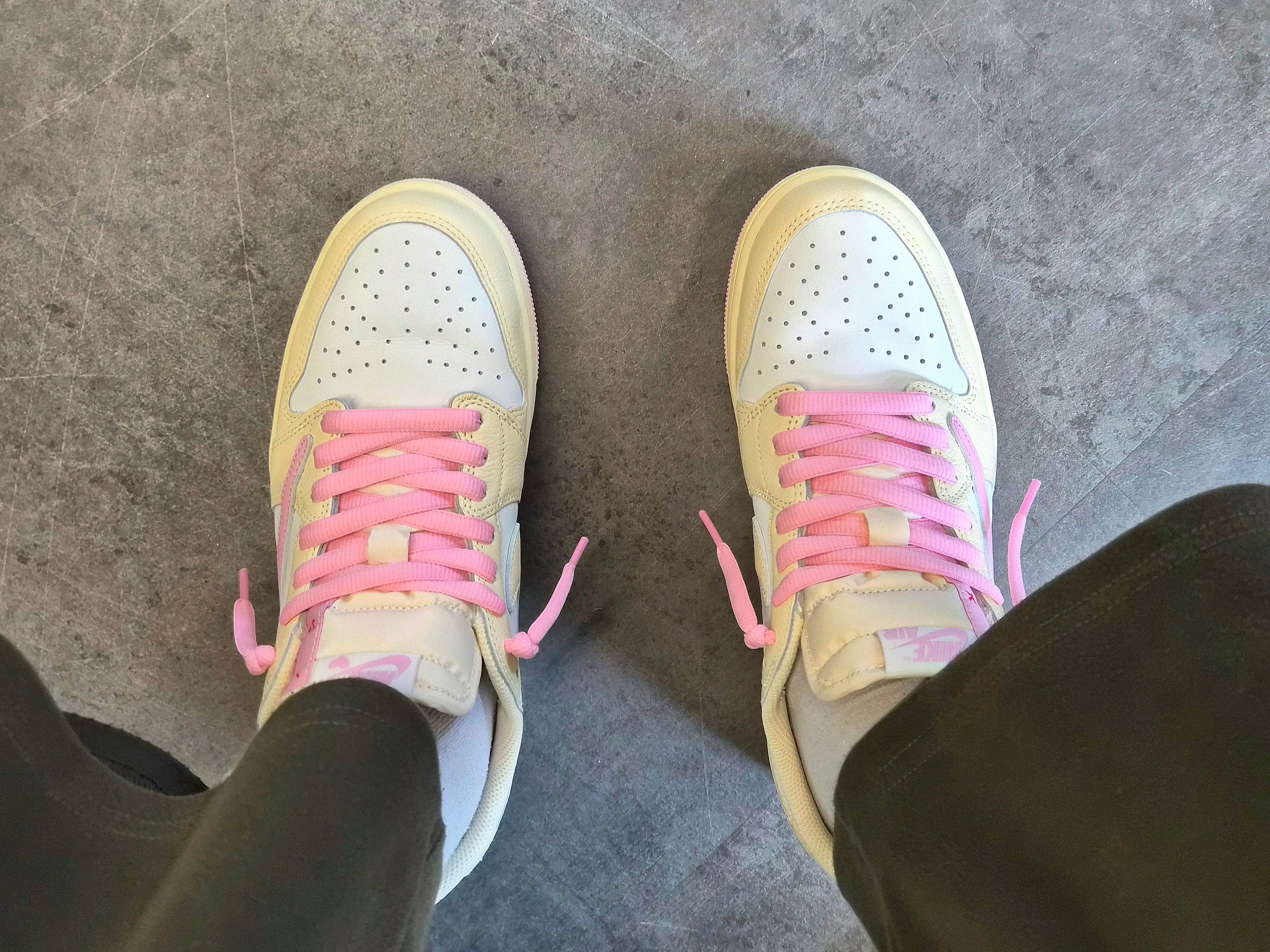 Jordan 1 x Travis Scott Retro Low OG SP Muslin Shy Pink 착용 스타일 - 1