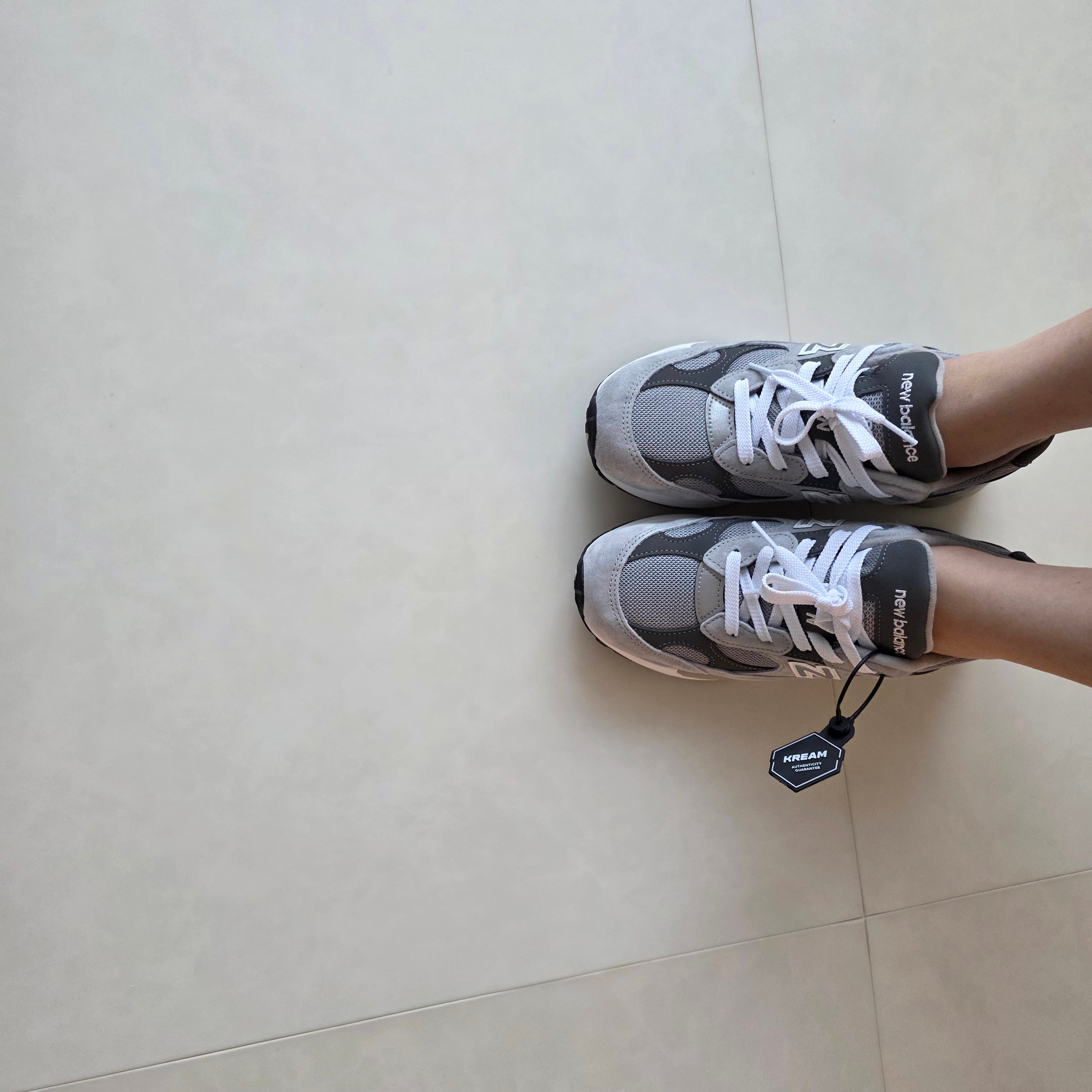 New Balance 992 Made in USA Core Grey Silver Metallic 착용 스타일