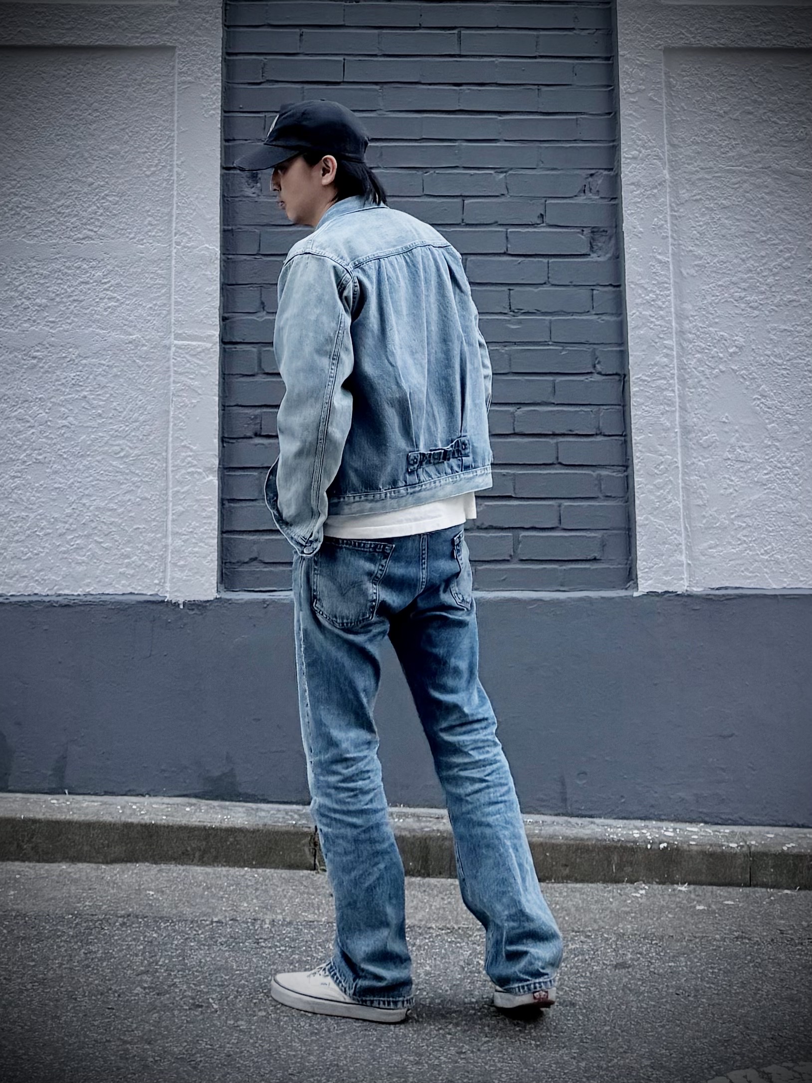 Levi's LVC 1936 Type I Jacket Medium Indigo, Vans Authentic Stressed White 착용 스타일 - 5