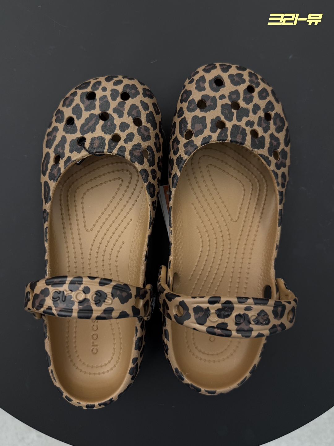 (W) Crocs Classic Animal Ballet Sepia Leopard 착용 스타일 - 2