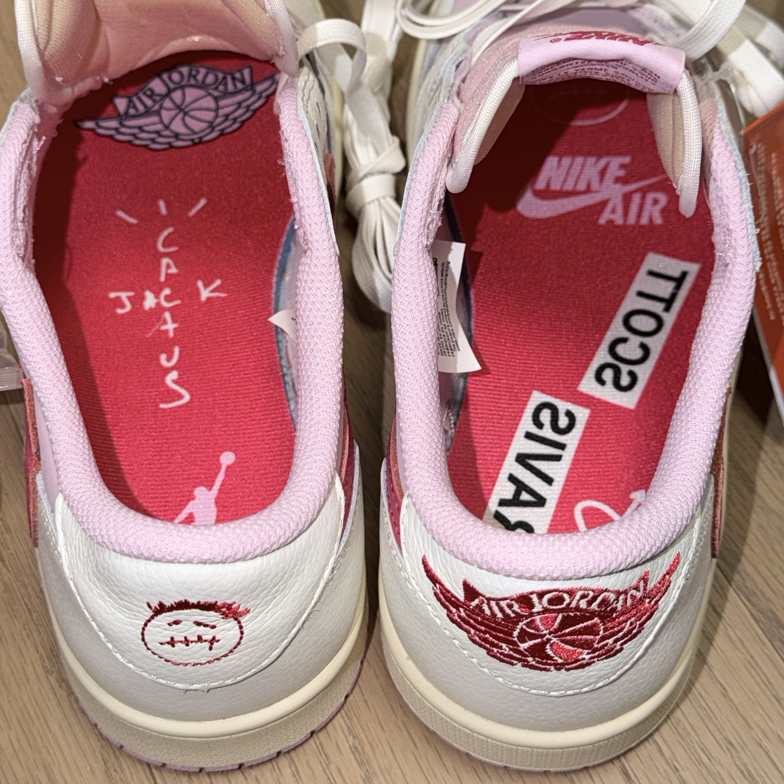 Jordan 1 x Travis Scott Retro Low OG SP Sail Tropical Pink 착용 스타일