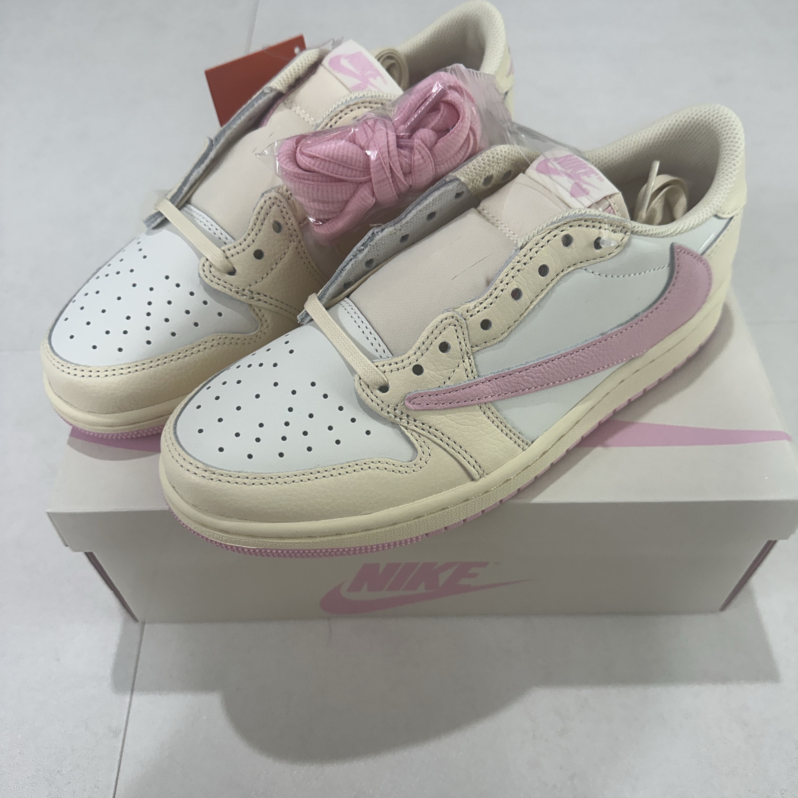 Jordan 1 x Travis Scott Retro Low OG SP Muslin Shy Pink 착용 스타일