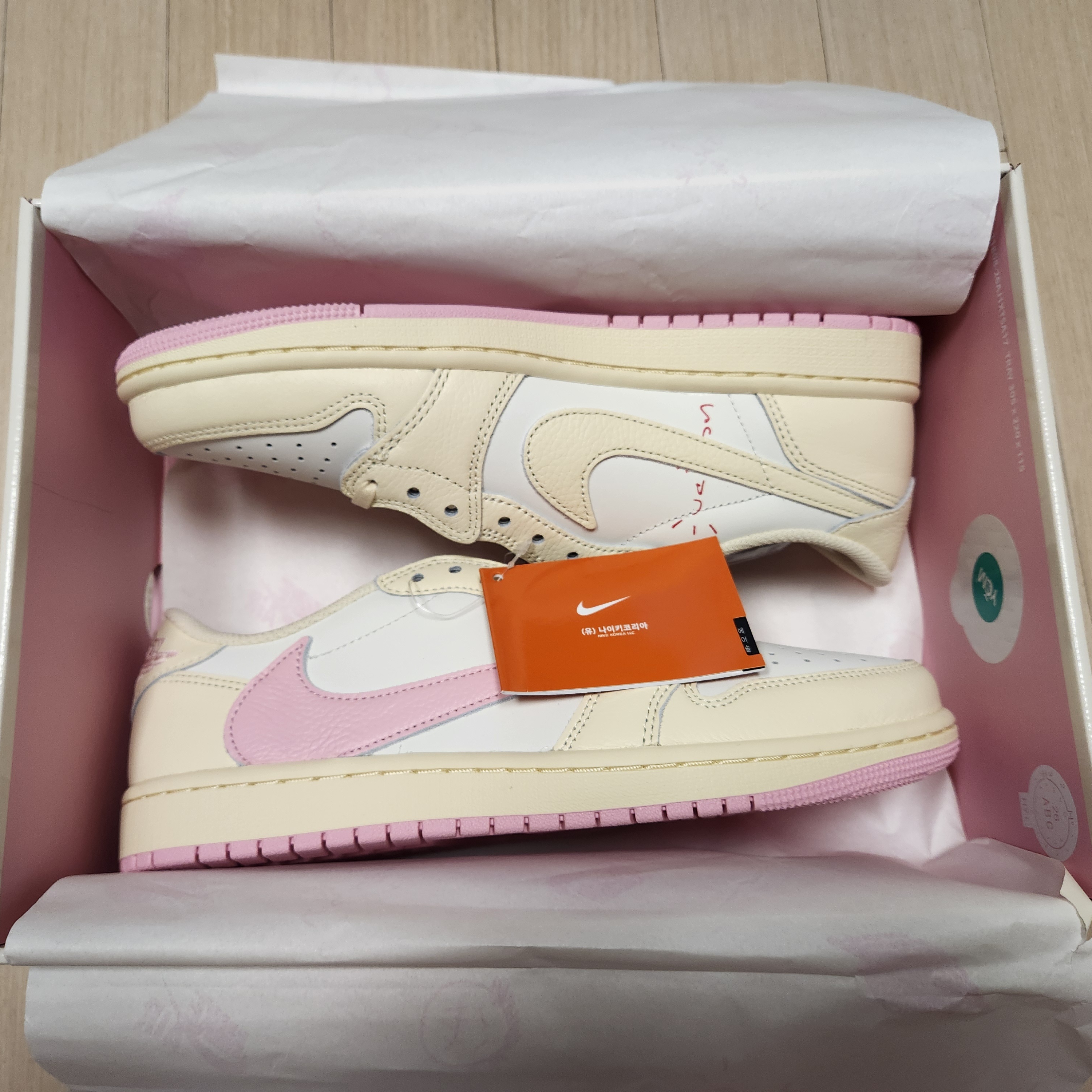 Jordan 1 x Travis Scott Retro Low OG SP Muslin Shy Pink 착용 스타일 - 3
