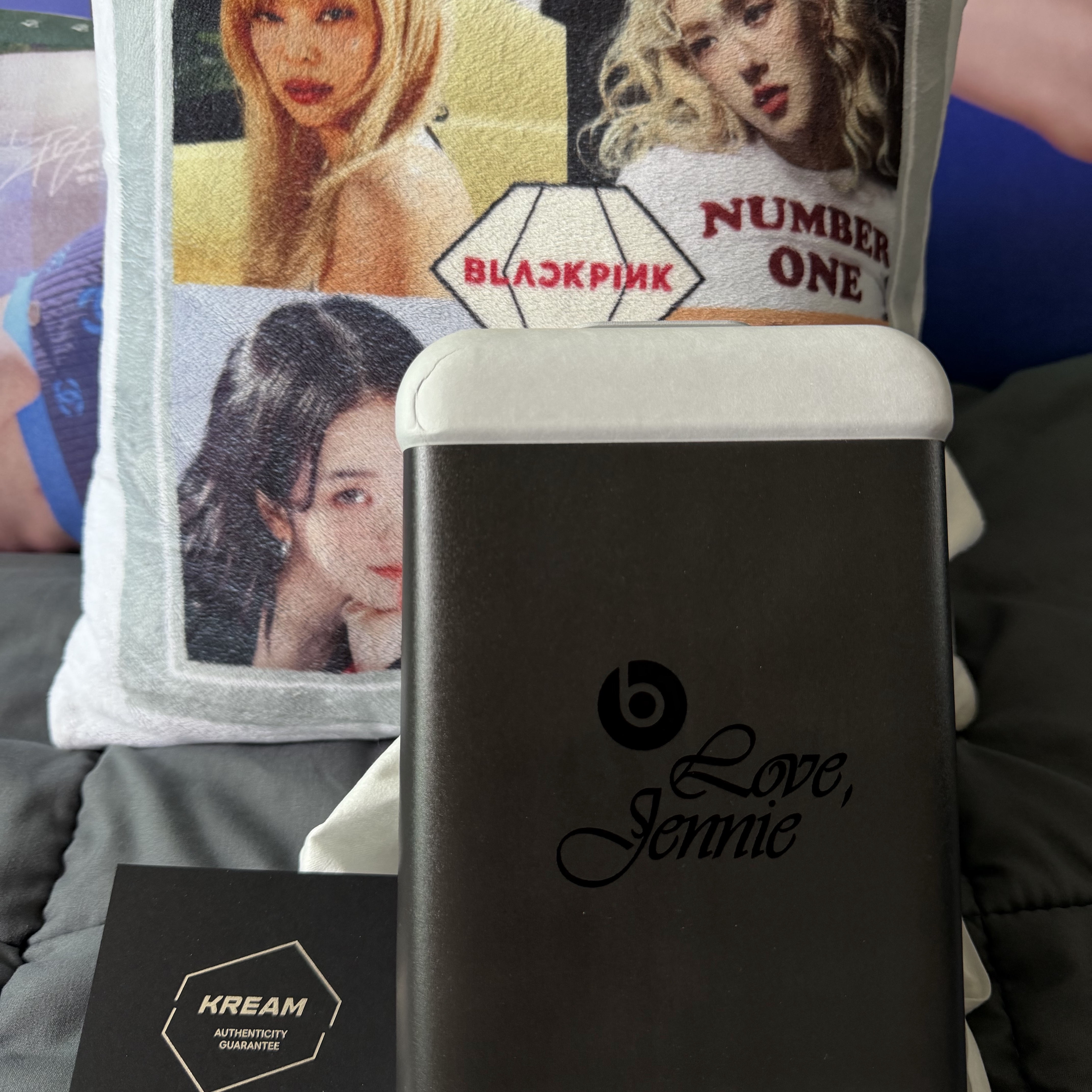 Beats Solo 4 Wireless On Ear Headphone Jennie Special Edition Onyx Black (Korean Ver.) 착용 스타일