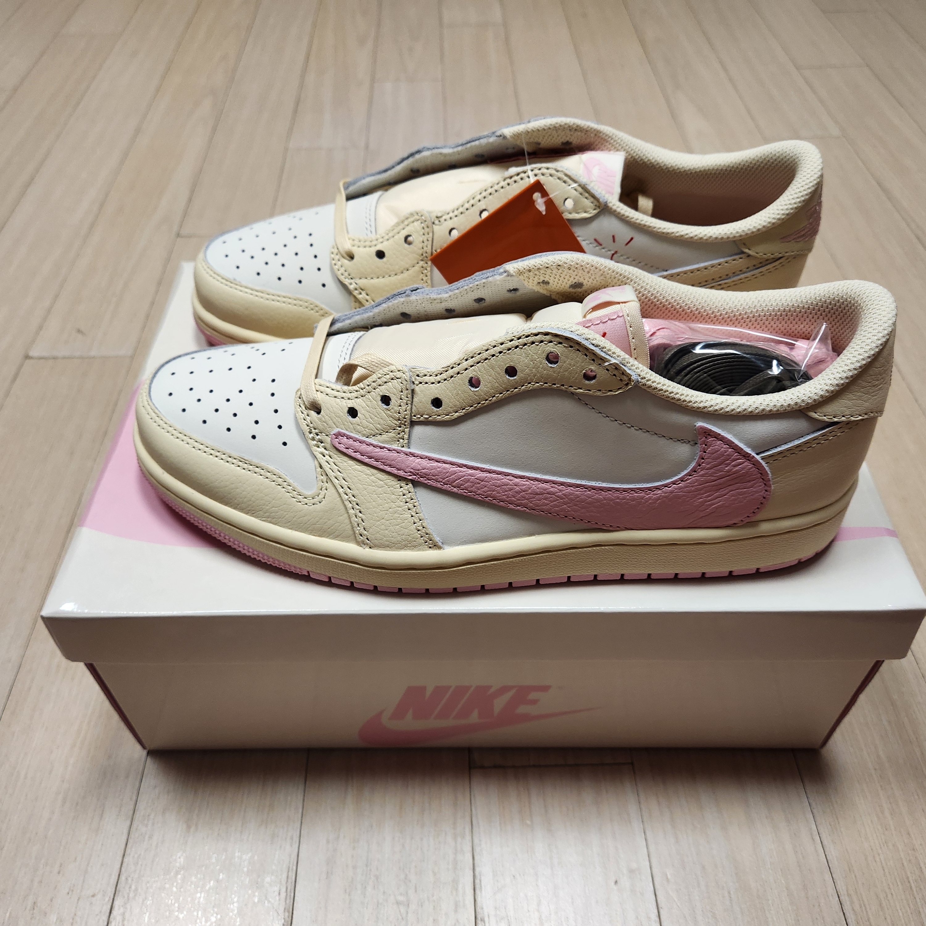 Jordan 1 x Travis Scott Retro Low OG SP Muslin Shy Pink 착용 스타일 - 4