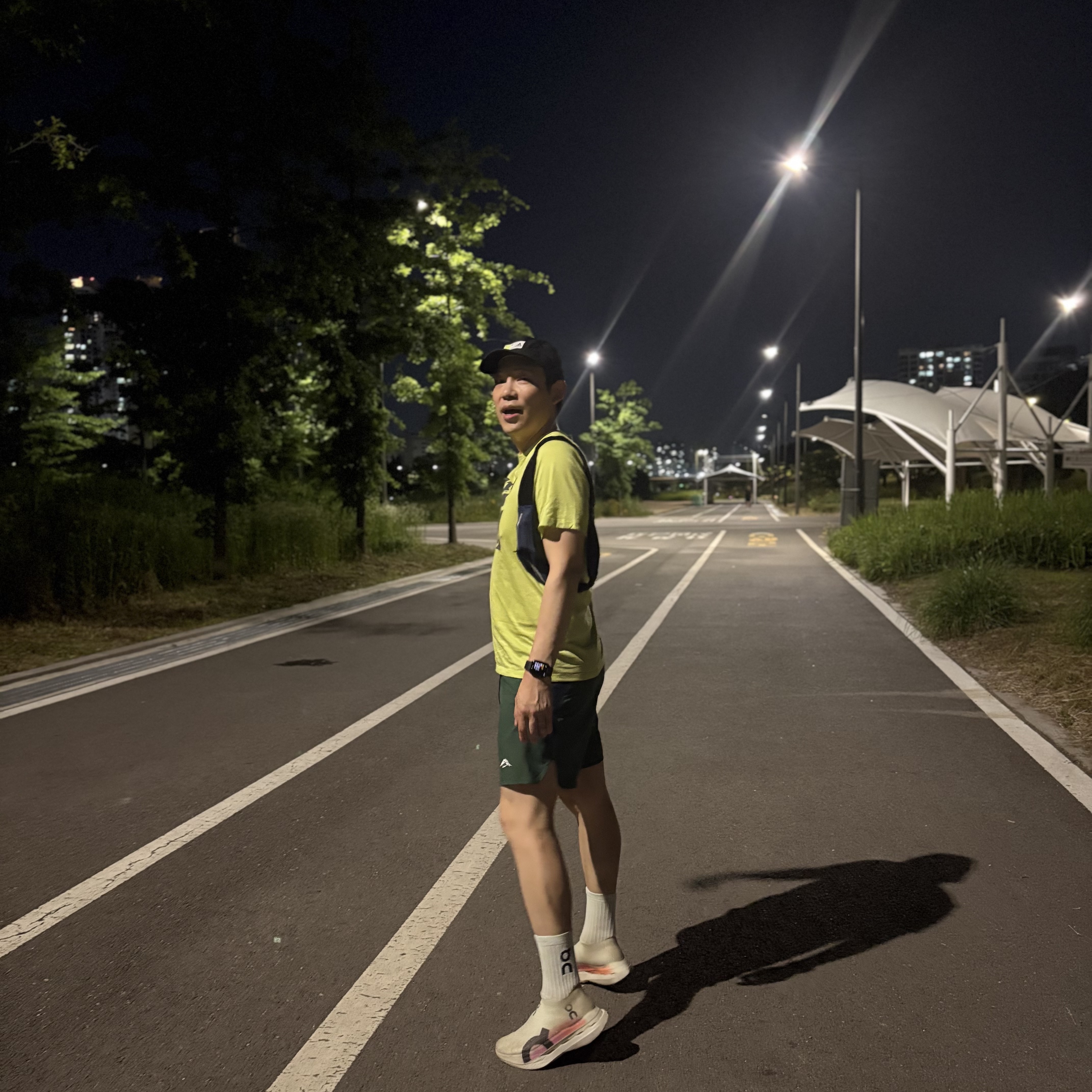 On Running Cloudboom Strike LS White Raspberry, Arc'teryx Skeletile T-Shirt Black 착용 스타일